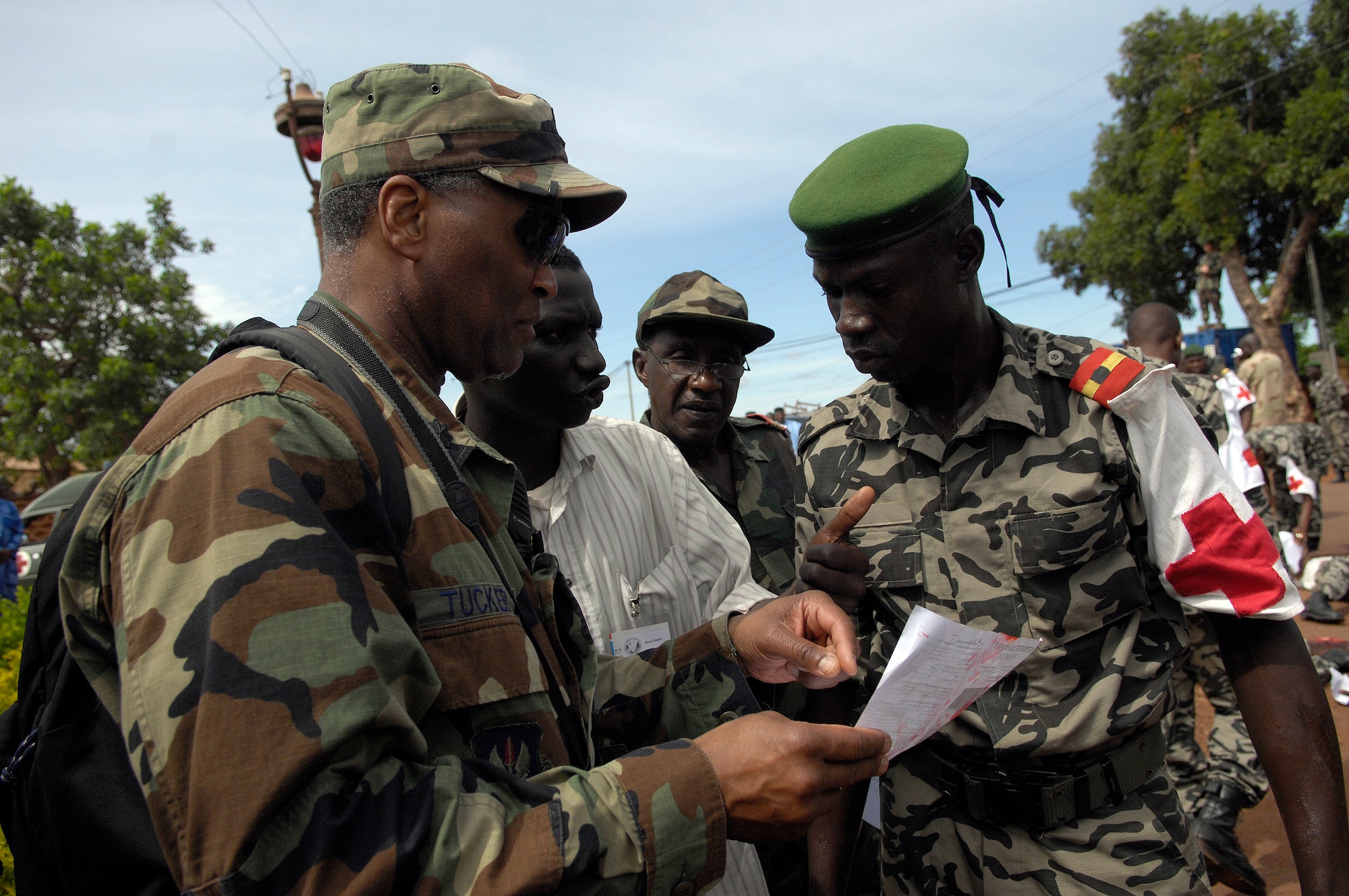 BAMAKO, Mali -- Lt. Col. Duane Tucker talks with Malian medical personnel about proper triage during the mass casualty portion of MEDFLAG 08, July 18, 2008.  More than 90 servicemembers deployed to Bamako, Mali, for MEDFLAG 08, a multi-national medical training exercise designed to enhance medical capabilities and readiness for U.S. and African Forces.  Colonel Tucker is a dermatologist deployed from the 48th Medical Group at Royal Air Force Lakenheath, England.  (U.S. Air Force photo/Senior Airman Michael S. Dorus)