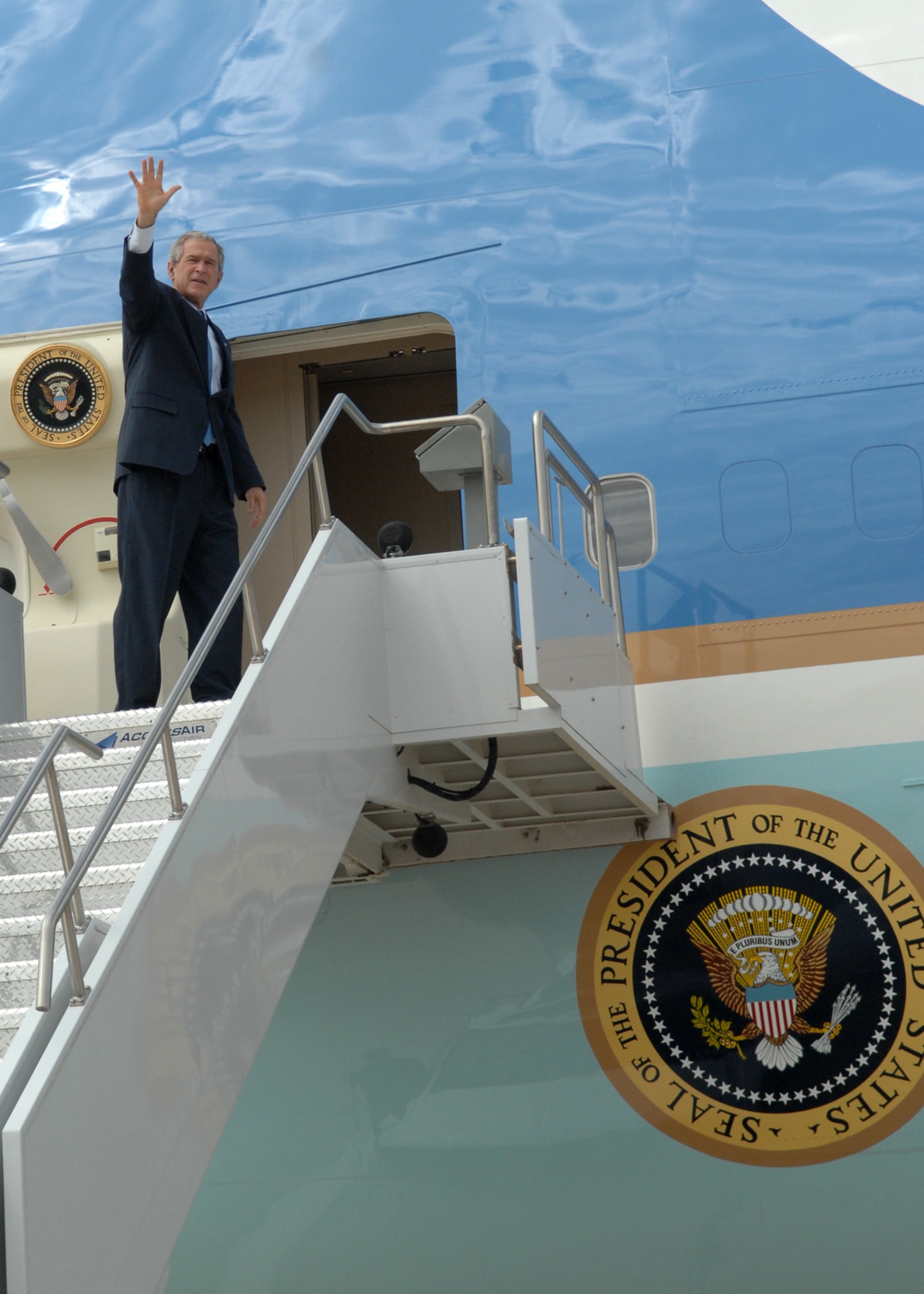 President Bush visits D-M, Tucson (U.S. Air Force photo by Senior Airman Alesia Goosic)
