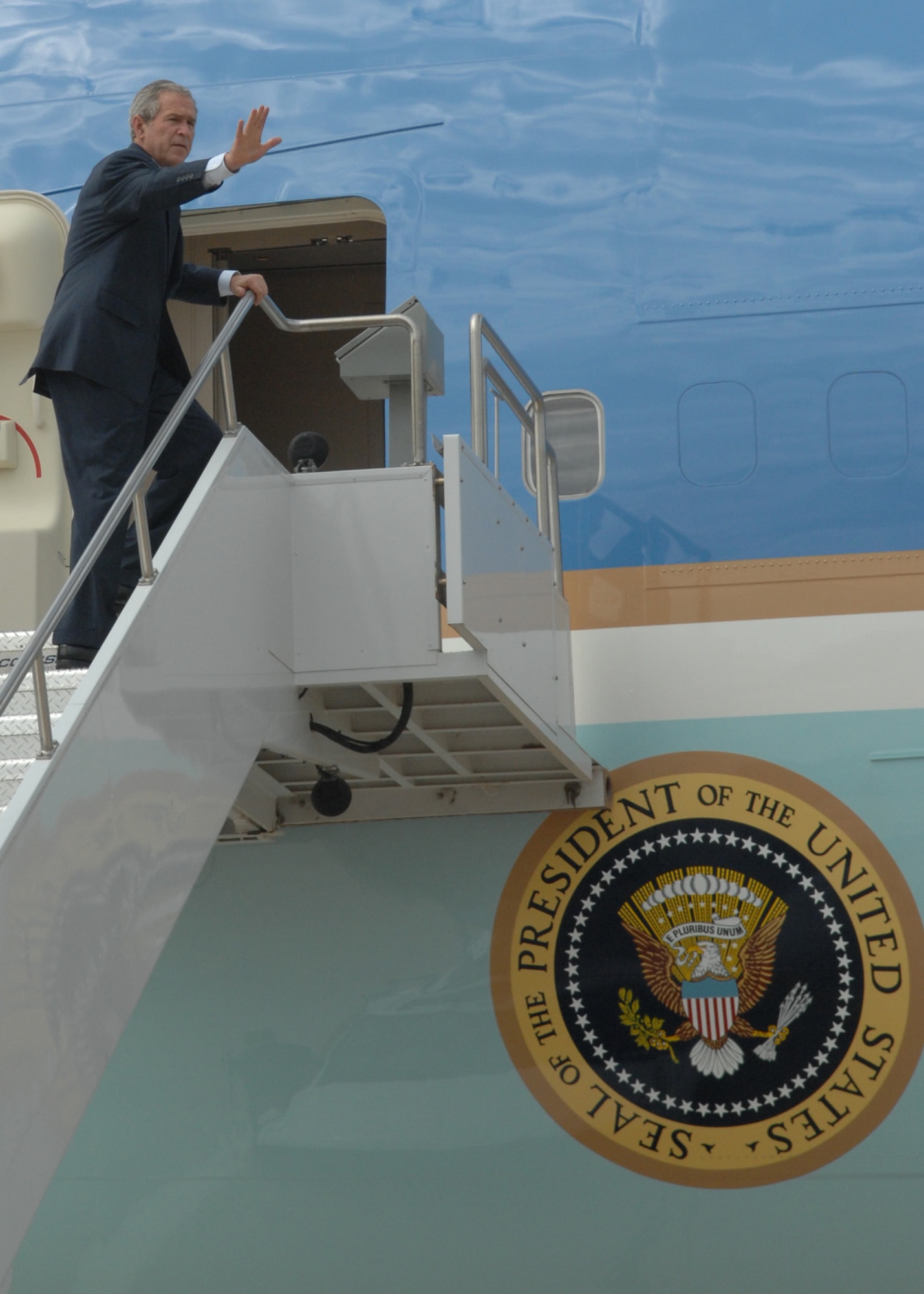 President Bush visits D-M, Tucson (U.S. Air Force photo by Senior Airman Alesia Goosic)