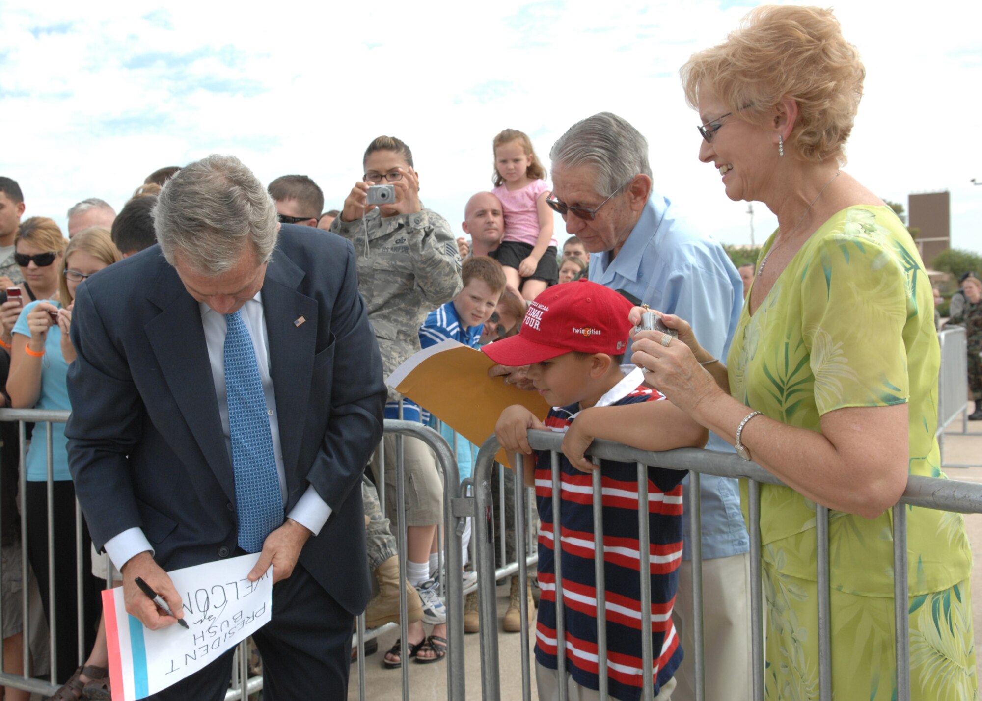 President Bush visits D-M, Tucson (U.S. Air Force photo by Senior Airman Alesia Goosic)