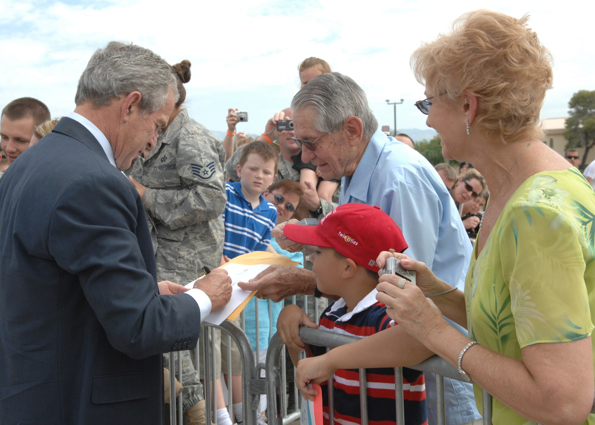 President Bush visits D-M, Tucson (U.S. Air Force photo by Senior Airman Alesia Goosic)