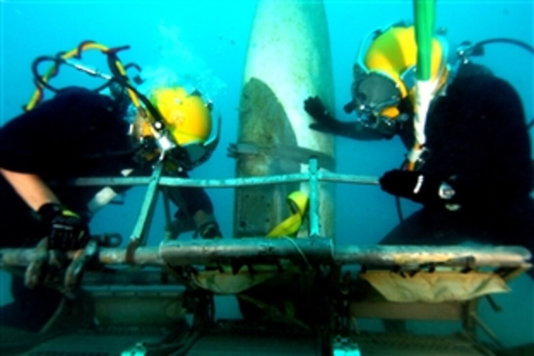 U.S. Navy divers secure wreckage to a shipboard crane during underwater salvage training near Pearl Harbor, Hawaii, July 17, 2008. The dive is supported by the rescue and salvage ship USNS Salvor during the Rim of The Pacific 2008 international exercise. 