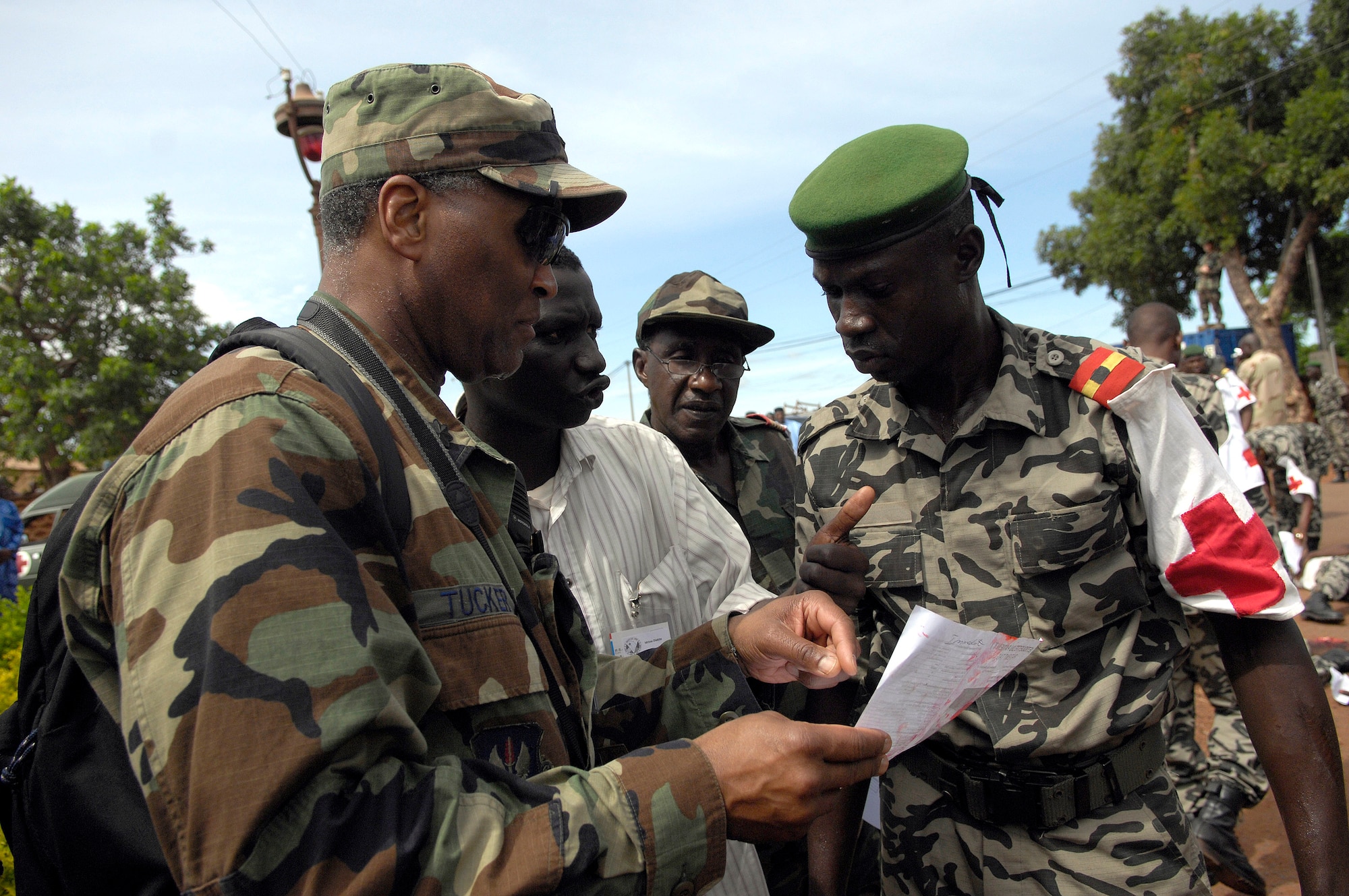 Lt. Col. Duane Tucker talks with Malian medical personnel July 18 about proper triage proceedures during the mass casualty portion of MEDFLAG 08. More than 90 servicemembers deployed to Bamako, Mali, for the multi-national medical training exercise. The exercise is designed to enhance medical capabilities and readiness for U.S. and African Forces. Colonel Tucker is a dermatologist deployed from the 48th Medical Group at Royal Air Force Lakenheath, England. (U.S. Air Force photo/Senior Airman Michael S. Dorus) 
