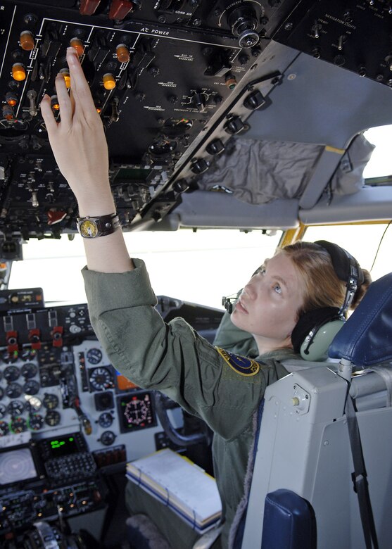 SCOTT AIR FORCE BASE, Ill. -- 1st Lt. Viveca Lane, a KC-135 Stratotanker pilot from the 126th Air Refueling Wing, Illinois Air National Guard, Scott AFB, IL., conducts pre-flight checks before a mission.
(US Air Force photo/Tech. Sergeant Tony Tolley)