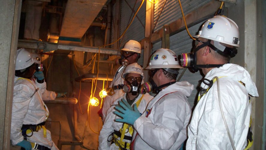 Chris Jones, Aerospace Testing Alliance mechanical installation crew supervisor, second from right, briefs Col. James Jolliffe, 704th Test Group commander as Arnold Engineering Development Center Commander Col. Art Huber, Col. Raytheon Scott, commander of 704th Maintenance Group and Tech. Sgt Brian Fair, 704MSG/SG, examine the interior of the RC1 Cooler. (Photo by Warner Holt)