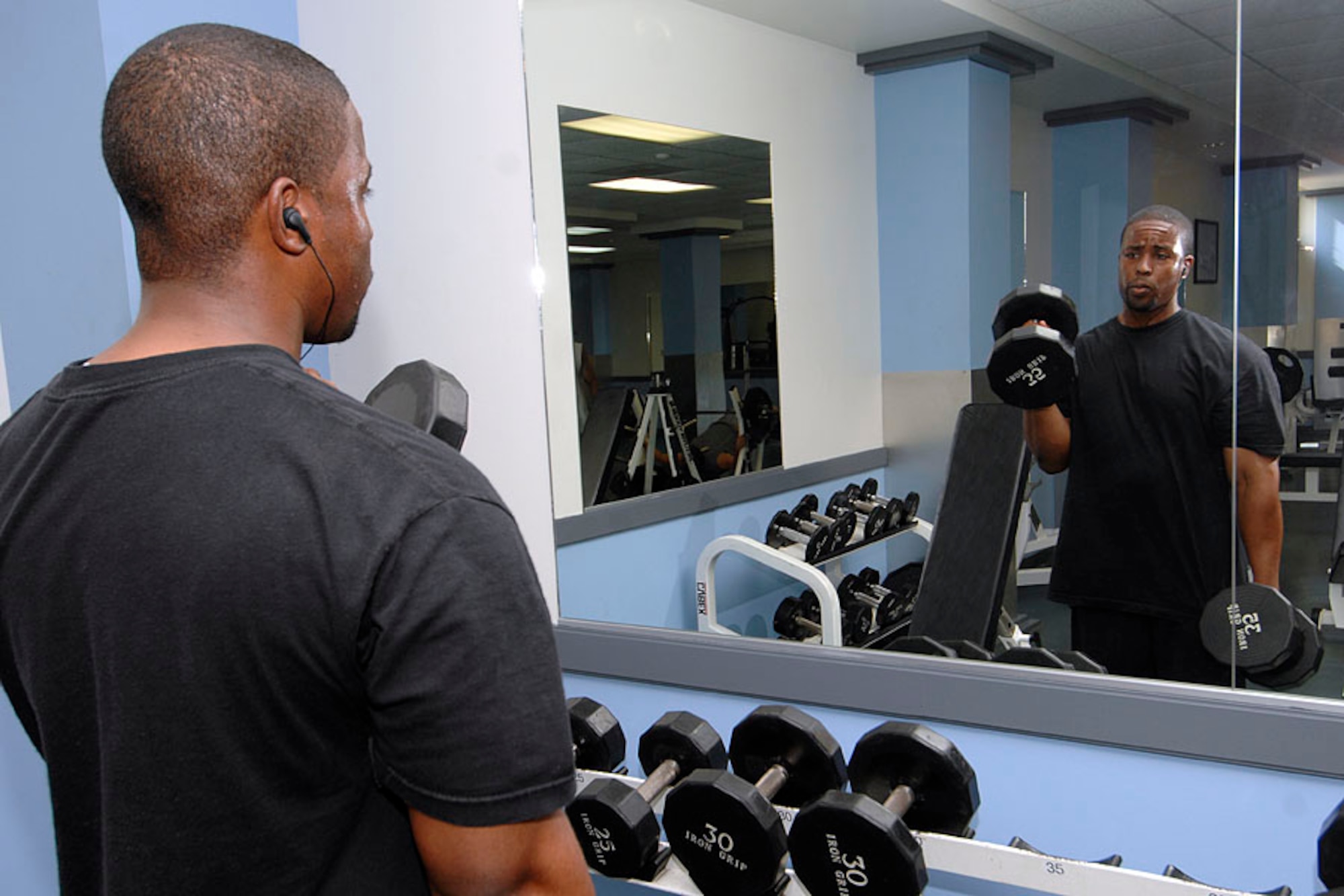 SCOTT AIR FORCE BASE, Ill. -- Tech. Sgt. Shaun Drick, supply logistics technician, takes advantage of the workout facilities at the James Gym during his visit to Scott from Incirlik Air Base, Turkey. 
(US Air force photo/Senior Airman Jonathan Lovelady)