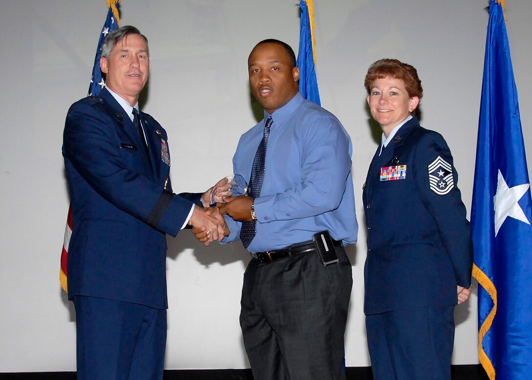 Brig. Gen. O.G. Mannon, 82nd Training Wing commander, presents Johnnie Williams, 782nd Training Group, with the Civilian of the Quarter award, cateory II, July 30. (U.S. Air Force photo/Mike Litteken) 
 
