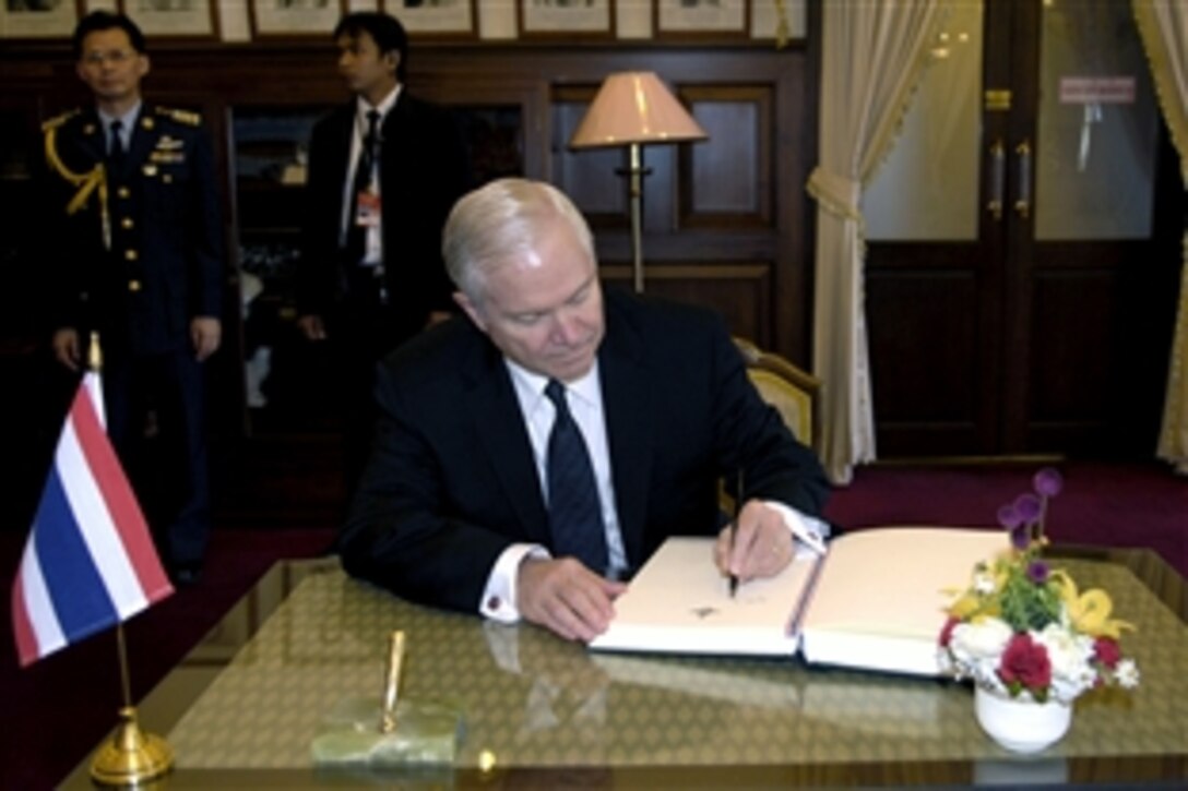 U.S. Defense Secretary Robert M. Gates signs a visitors' welcome book at the Thai Ministry of Defense prior to meeting with Thai Prime Minister Samak Sundaravej in Bangkok, Thailand, June 1, 2008.  