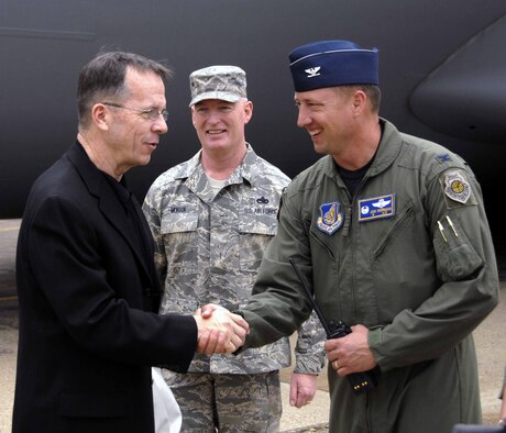 OSAN AIR BASE, Republic of Korea -- Adm. Mike Mullen, Chairman of the Joint Chiefs of Staff, is greeted by Col. Jon Norman, 51st Fighter Wing commander, after arriving here June 2. Admiral Mullens was enroute to Yongsan to attend the U.S. Forces Korea Change of Command. (U.S. Air Force photo/Senior Airman Christopher Boitz)