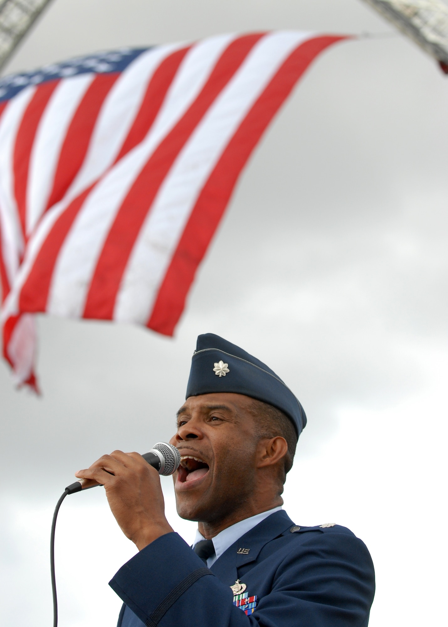 Lt. Col. Ivan Thompson sings the National Anthem at the annual Memorial Day observance at Green Hills Memorial Park in Rolling Hills, May 26. (Photo by Stephen Schester)