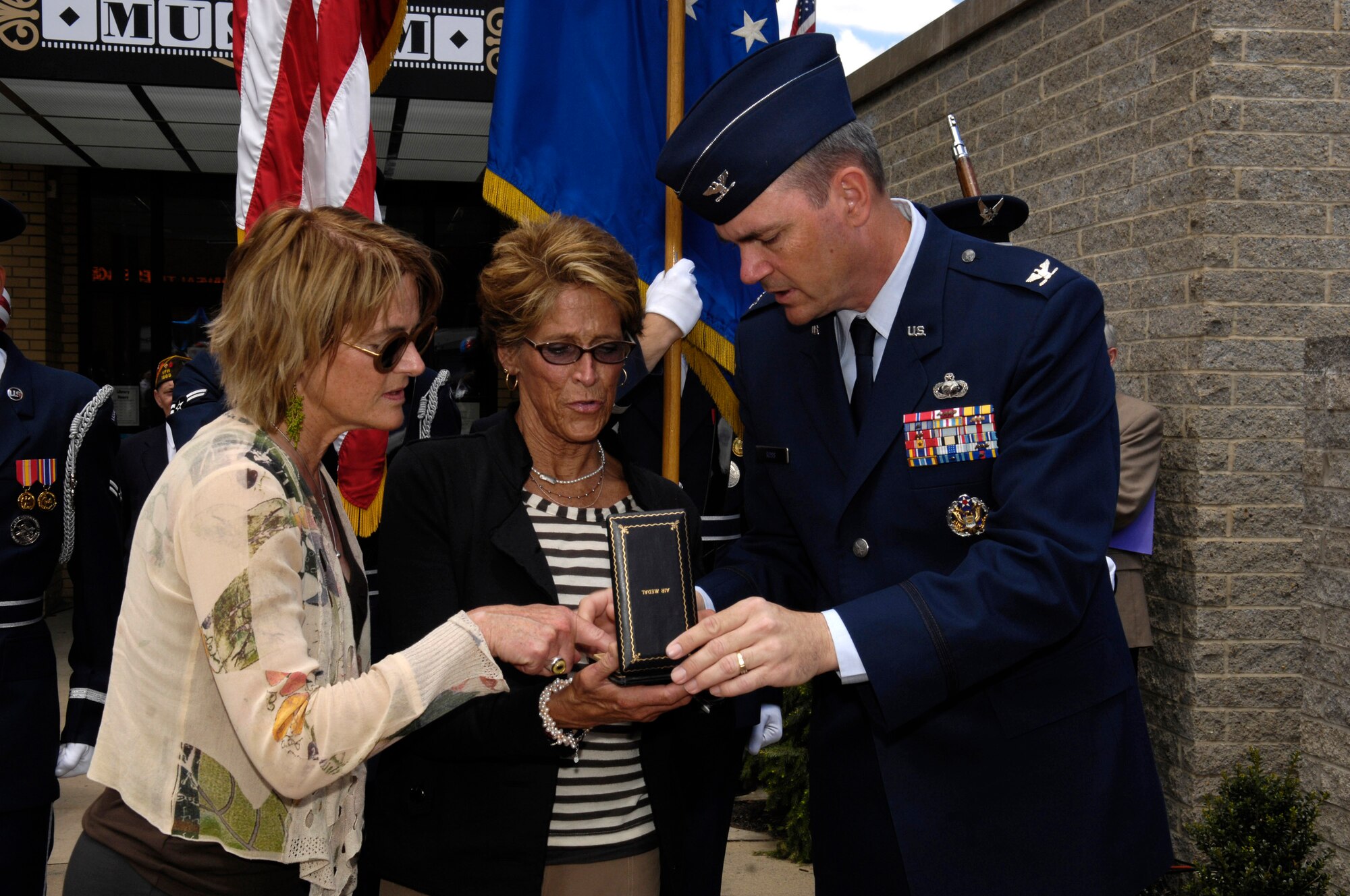 Bolling, Reserve officials honor famous actor, Airman > Air Force