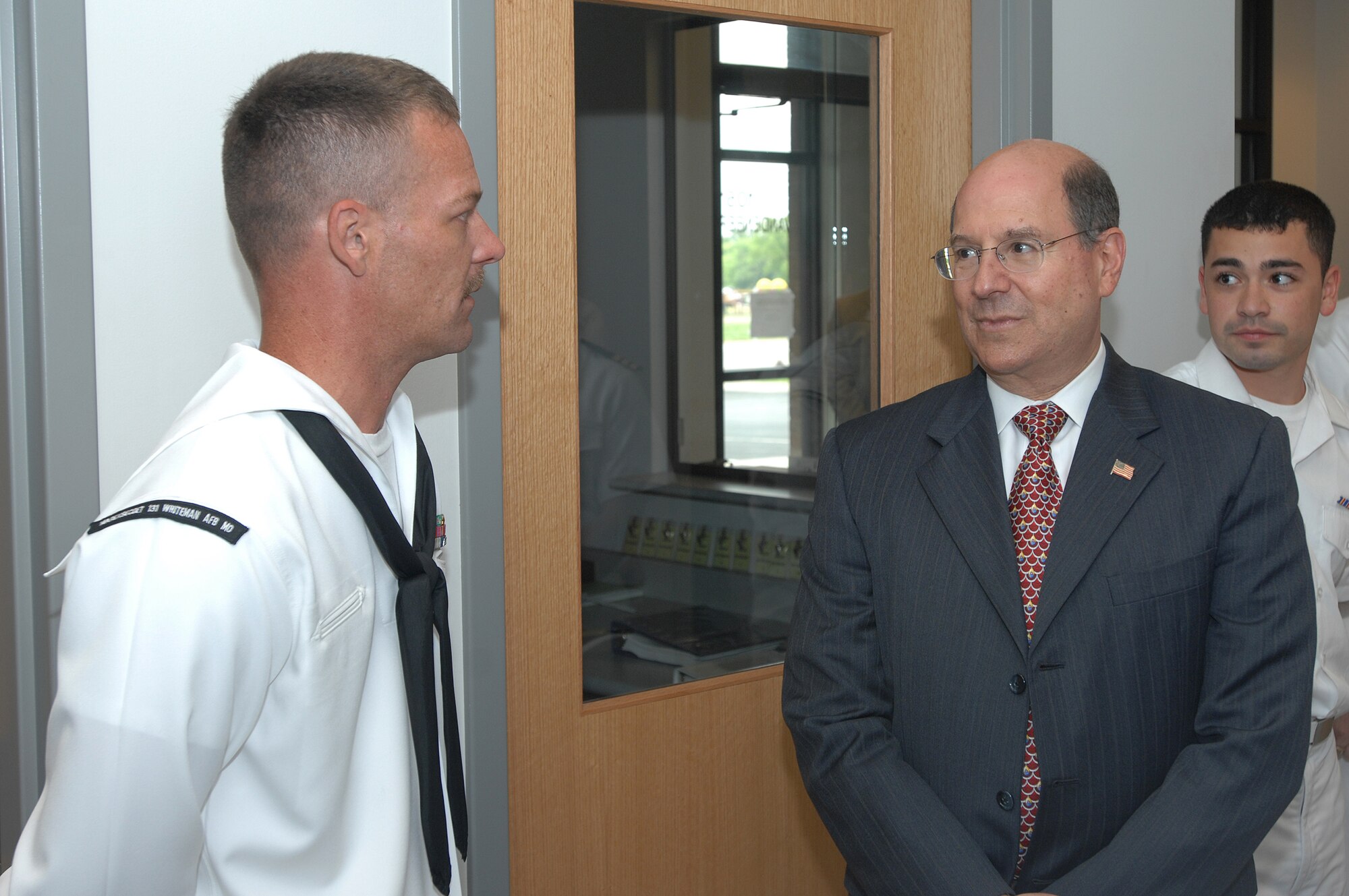WHITEMAN AIR FORCE BASE, Mo. – Dr. Donald Winter, Secretary of the Navy, speaks to Hull Maintenance Technician 2nd Class  Michael P. Willems, U.S. Navy, during his tour of Maritime Expeditionary Security Division 13 May 30. (U.S. Air Force photo/Tech. Sgt. Samuel A. Park)

