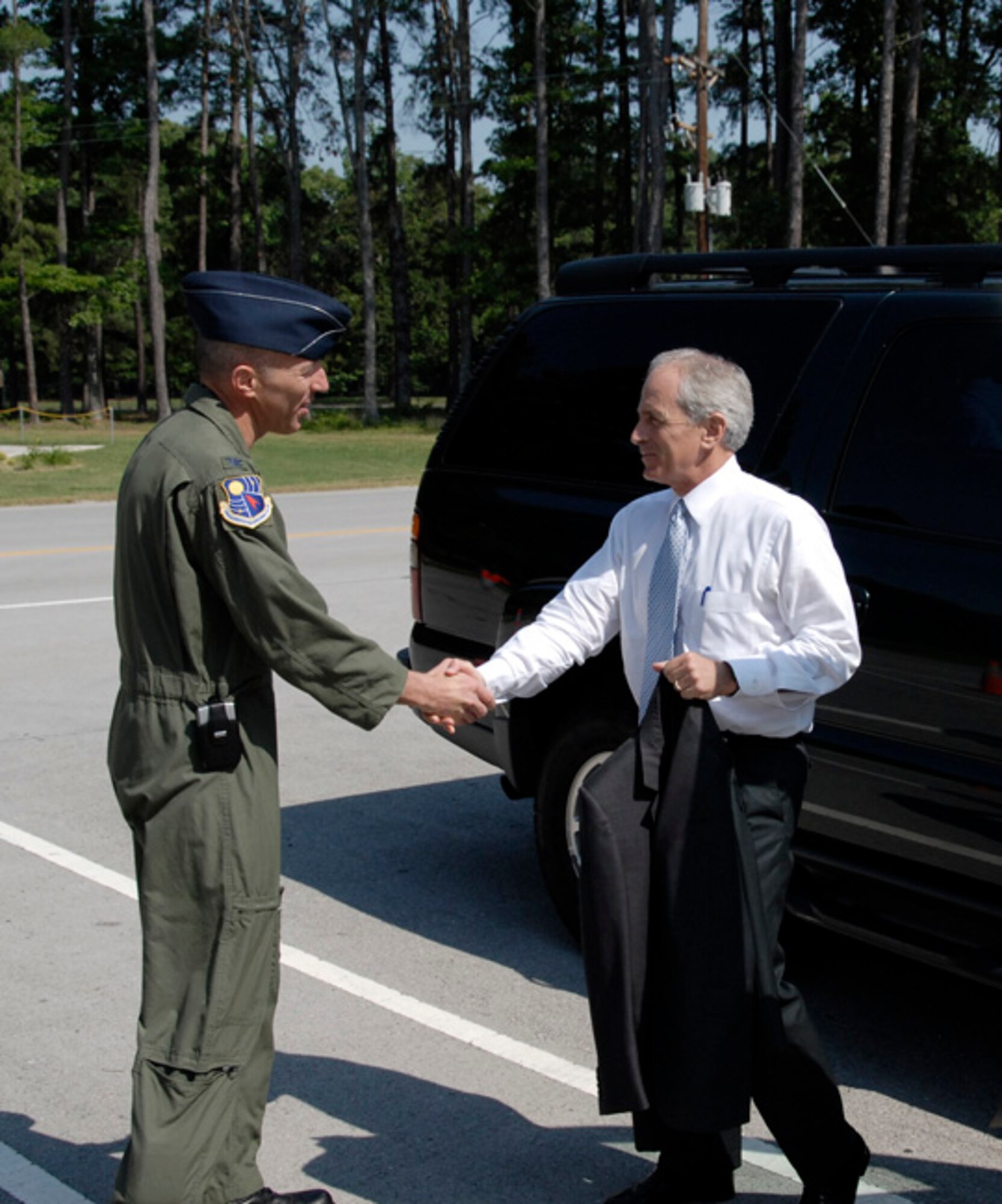 Arnold Engineering Development Center (AEDC) Commander Col. Art Huber greets U.S. Sen. Bob Corker, who makes his first visit to AEDC as a U.S. senator. (Photo by Rick Goodfriend)