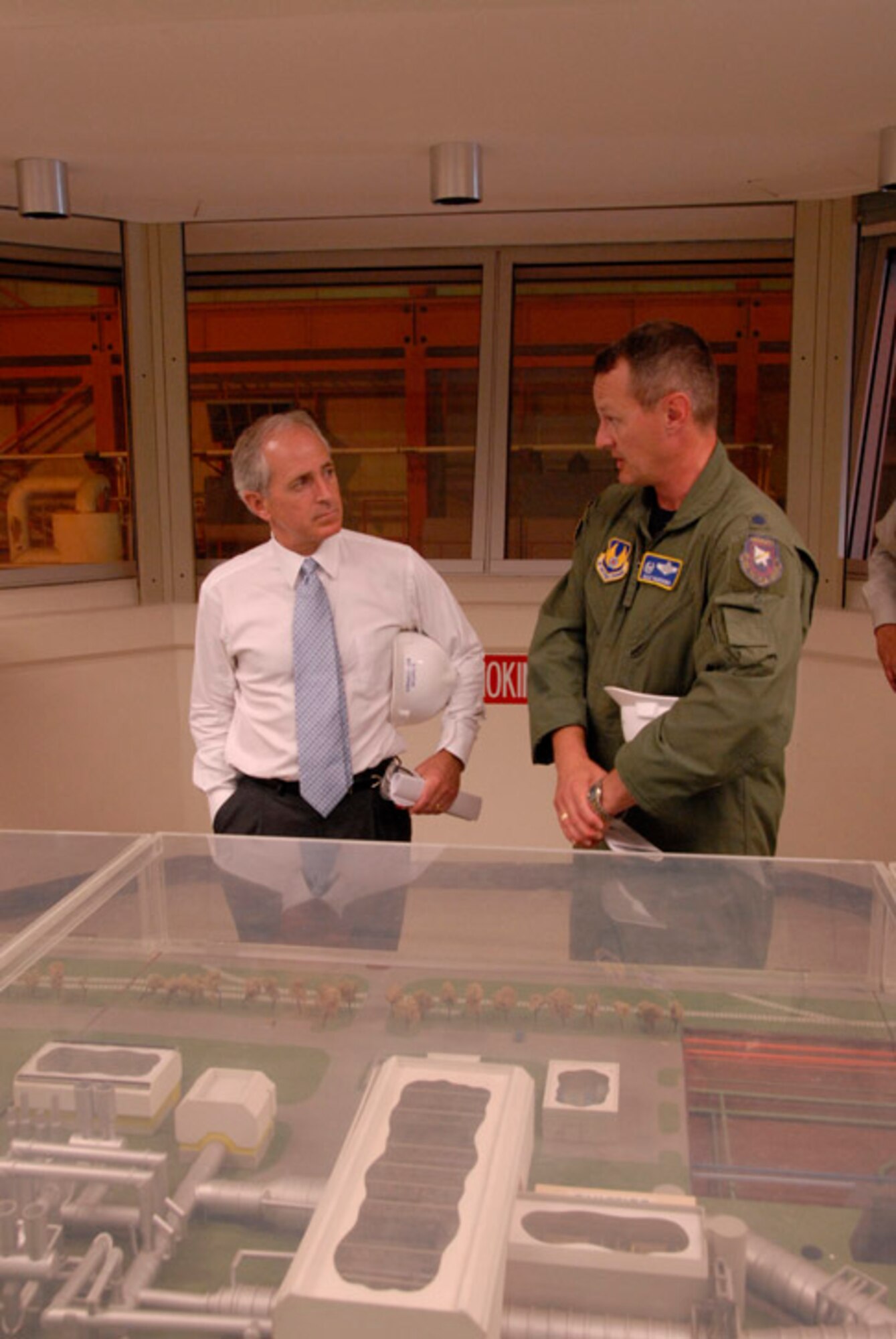 Lt. Col. Dale Parsons, 717th Test Squadron commander, briefs U.S. Sen. Bob Corker on the center’s Aeropropulsion Systems Test Facility building on Monday during the senator’s tour of Arnold Engineering Development Center. (Photo by David Housch)