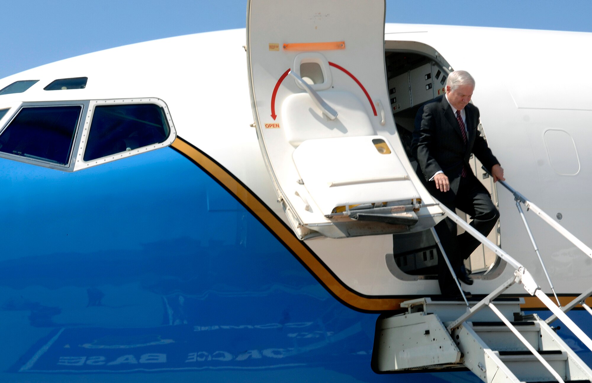 LANGLEY AIR FORCE BASE, Va. -- U.S. Secretary of Defense Robert Gates exits an aircraft here to speak with Airmen about Air Force leadership transitions  June 9.  (U.S. Air Force photo/Senior Airman Vernon Young) 