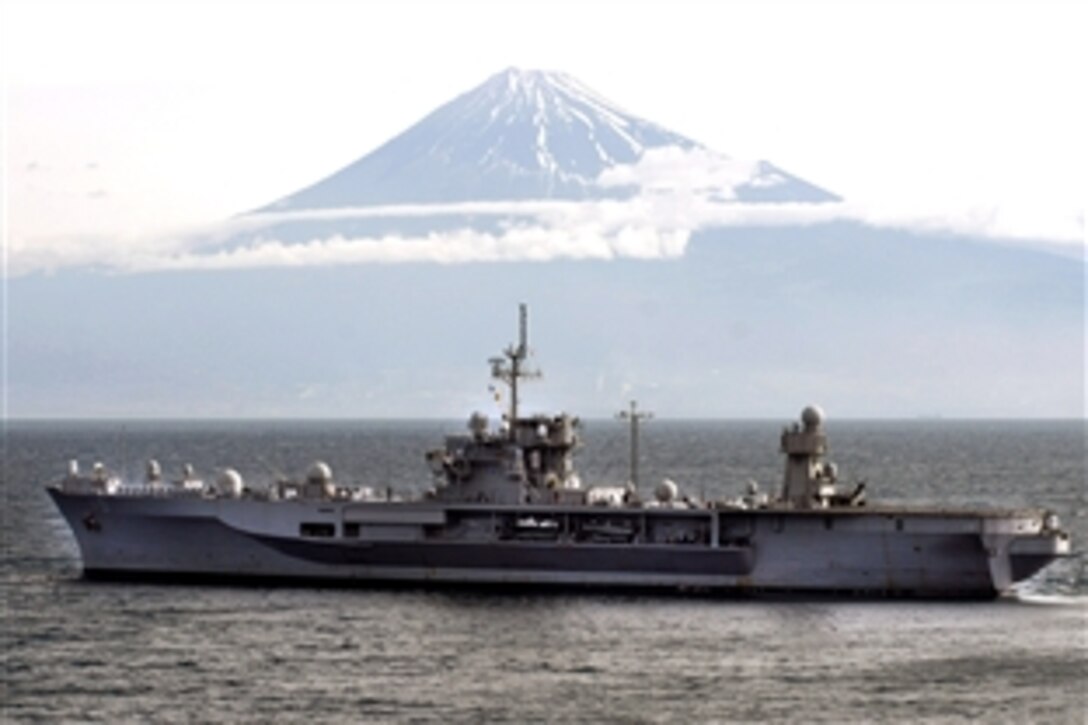 The USS Blue Ridge steams within sight of Japan's Mount Fuji as it heads for port at the end of a six-week Spring Swing tour, Shimizu, Japan, May 30, 2008. 