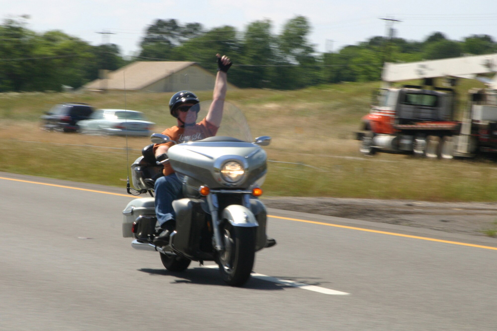 A participant in Run For The Wall 2008 waves at supporters as he makes his way down Interstate 20 in Waskom, Texas, Sunday, May 18, 2008. Around 300 participants in RFTW 2008 rolled down the interstate past Barksdale AFB, La., on their way to the Vietnam Veterans Memorial in Washington D.C., urged on by waves and shouts of hundreds of supports who lined the overpasses and embankments from Waskom, through Bossier City, La. Members of the Barksdale Freedom Riders were on hand to lend their support to the cause. (U.S. Air Force photo/Tech. Sgt. Jeff Walston)