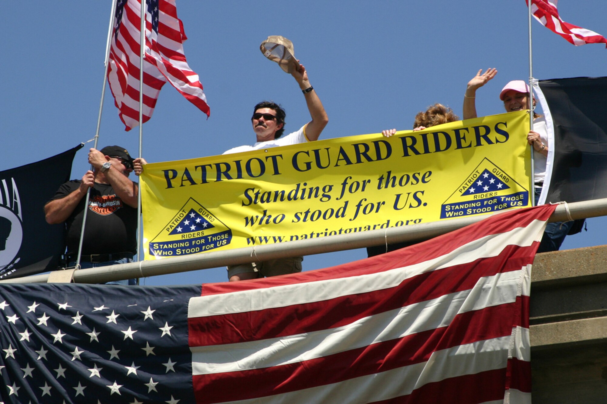 Emotional supporters encourage particpants in the Run For The Wall 2008 from an Interstate 20 overpass in Waskom, Texas, Sunday, May 18, 2008. Around 300 participants rolled through Waskom and past Barksdale AFB, La., on their way to the Vietnam Veterans Memorial in Washington D.C. Members of the Barksdale Freedom Riders were on hand to lend their support to the cause. (U.S. Air Force photo/Tech. Sgt. Jeff Walston)