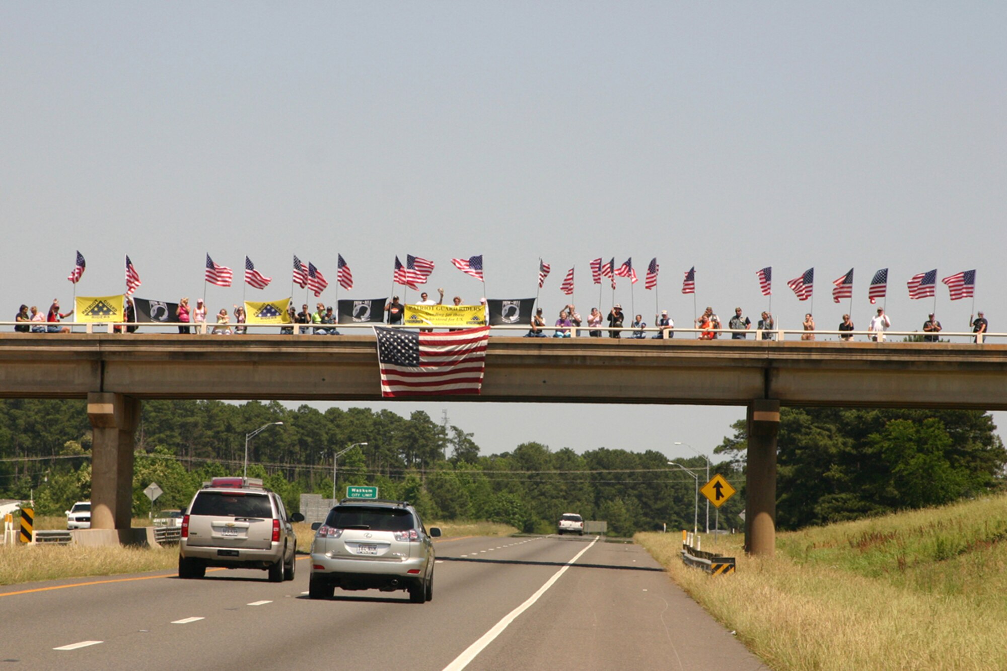 Emotional supporters encourage particpants in the Run For The Wall 2008 from an Interstate 20 overpass in Waskom, Texas, Sunday, May 18, 2008. Around 300 participants rolled through Waskom and past Barksdale AFB, La., on their way to the Vietnam Veterans Memorial in Washington D.C. Members of the Barksdale Freedom Riders were on hand to lend their support to the cause. (U.S. Air Force photo/Tech. Sgt. Jeff Walston)