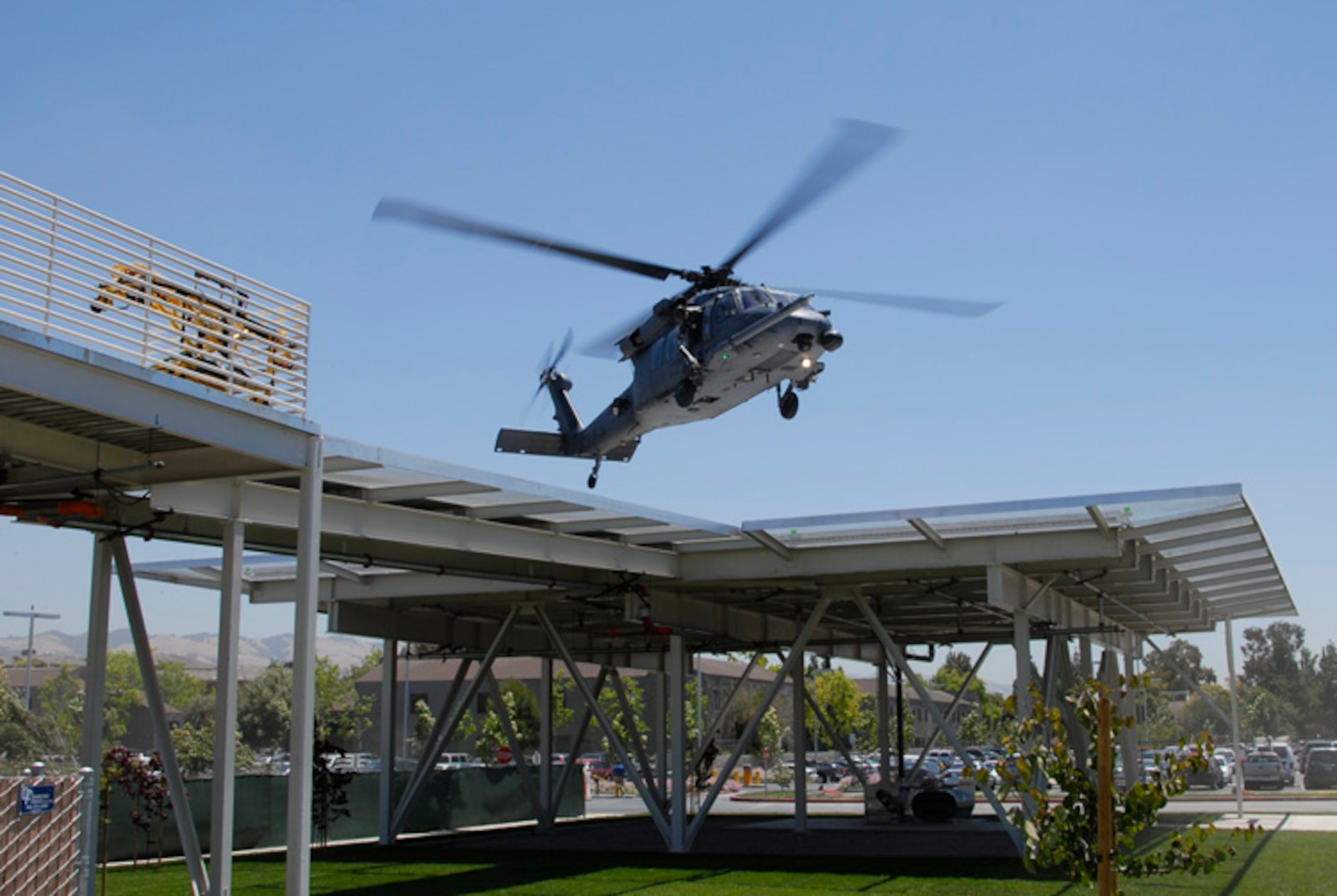 An HH-60G Pave Hawk from the 129th Rescue Wing, Moffett Federal Airfield, Calif. lands at the new helipad at the San Jose Regional Medical Center on June 9, 2008.  The pad has been constructed to withstand the weight of the Pave Hawk. (U.S. Air Force photo by Staff Sgt. Andrew Hughan)