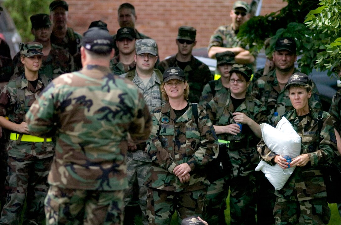 Air Force Lt. Col. Joe Ascherl, Iowa Air National Guard, talks to airmen in Cedar Rapids, Iowa, June 15, 2008. More than 150 airmen, assigned to the 185th Air Refueling Wing, are helping to secure and recover areas that were affected by flood waters. Ascherl is the mission support commander for the 185th Air Refueling Wing, located in Sioux City, Iowa.