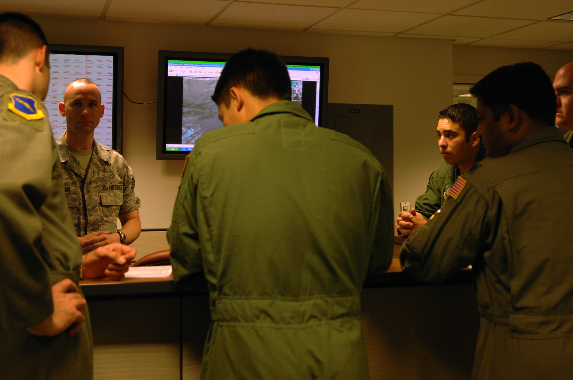 FAIRCHILD AIR FORCE BASE, Wash. – Staff Sgt. Bradley Boatman, 92nd Operations Support Squadron weather observer/forecaster briefs the weather to an air crew preparing for a mission here June 16. (U.S. Air Force photo / Senior Airman Jocelyn A. Ford)