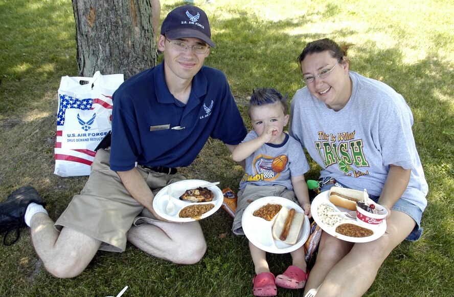(Left) Staff Sgt. James Allen, 436th Services Squadron, with wife, Michelle and 3-year-old son Noah, enjoy the Wing Picnic at the Eagle’s Nest Picnic Area June 13. (U.S. Air Force photo/Airman 1st Class Shen-Chia Chu)