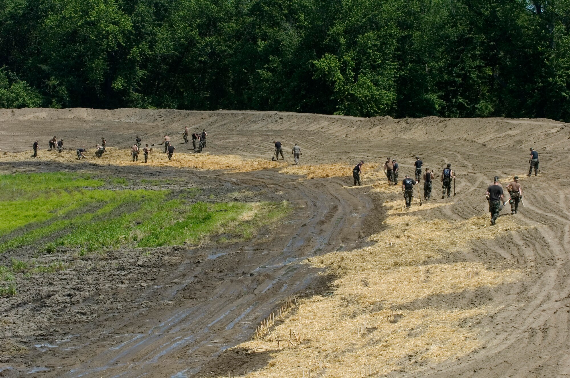 Iowa National Guard members from the 185th Air Refueling Wing repair an eroded area of a levee along the Mississippi River June 18 in Green Bay Bottom, Iowa. Airmen worked with local farmers and the Green Bay Bottom Levee and Draining District workers to maintain the levees. The 185th ARW is located in Sioux City, Iowa. (U.S. Air Force photo/Staff Sgt. Desiree N. Palacios) 