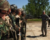 MINOT AIR FORCE BASE, N.D. – General C. Robert Kehler, Air Force Space Command commander, briefs Airmen from the 91st Security Forces Group after a convoy recapture exercise here June 17. General Kehler visited the base for his orientation tour of the 91st Space Wing. (U.S. Air Force photo by Airman 1st Class Sharida Bishop)