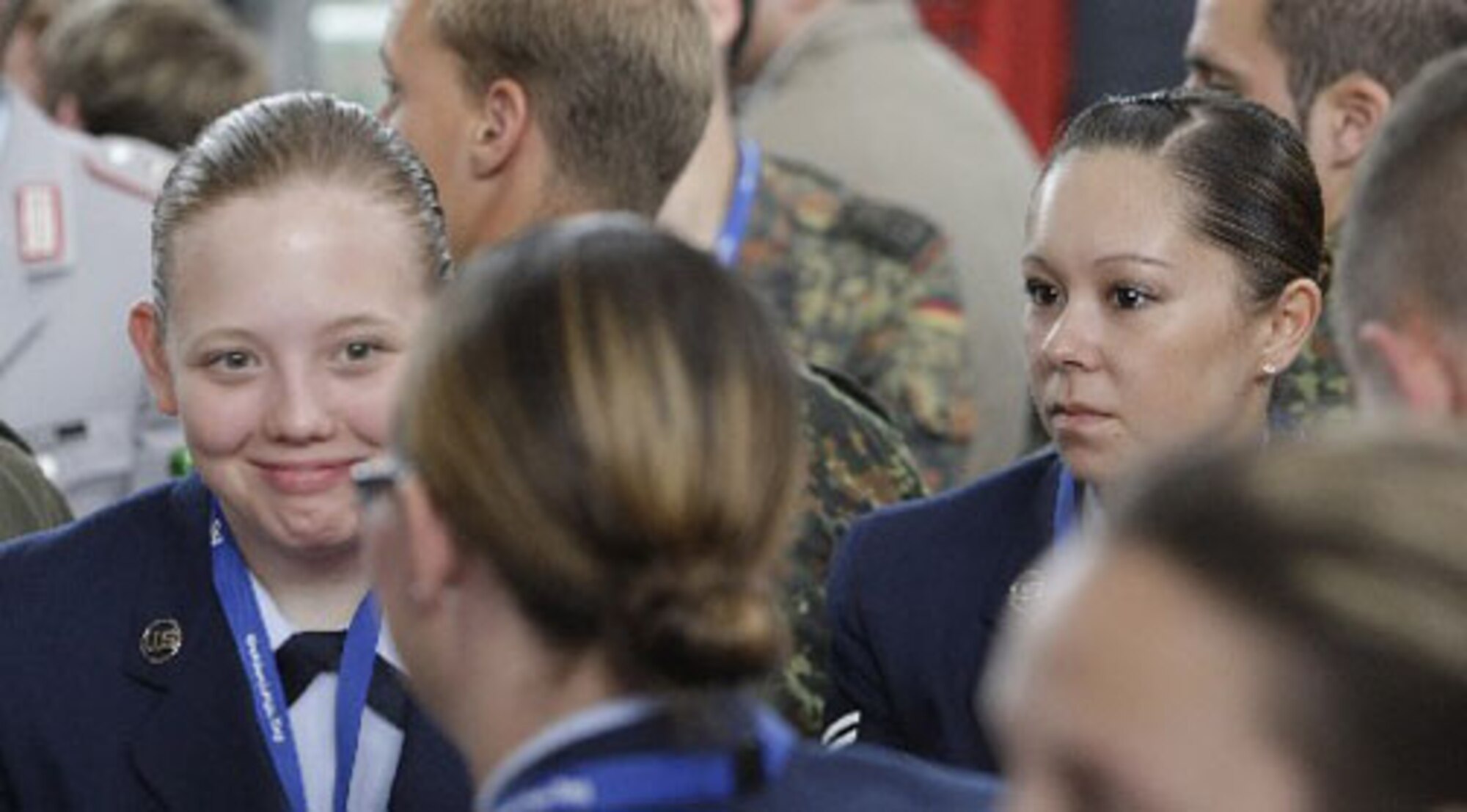 Ambassdors in Blue: A group of Airmen from the 52nd Fighter Wing at Spangdahlem was invited to the Rheinland-Pfalz state fair‘s “Youth Reception.” Among the participants were AB Staci Miller  and A1C Jenifer Calhoun, both from the 52nd Fighter Wing Public Affairs Office. At the reception, the Minister President of Rheinland-Pfalz, Kurt Beck thanked the young people for outstanding job performance and accomplishments. (Courtesy photo from the RLP.de website photo gallery)