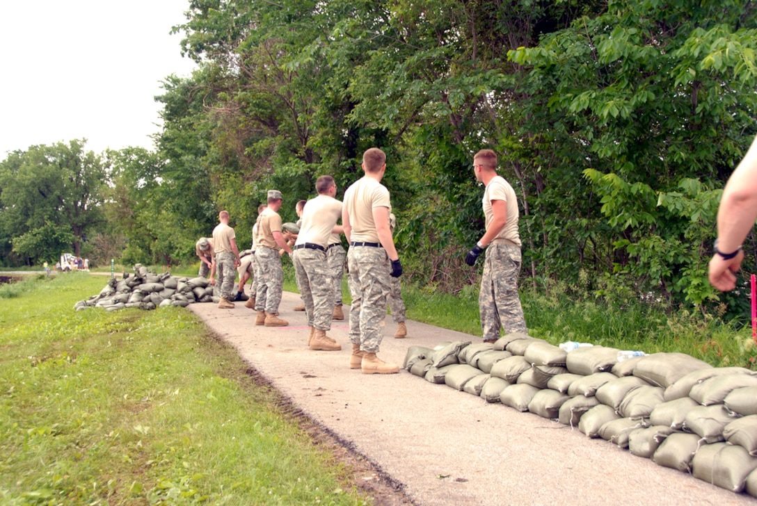 U S Soliders Pass Sandbags To Build An Extra Barrier Along The Banks Of The Des Moines