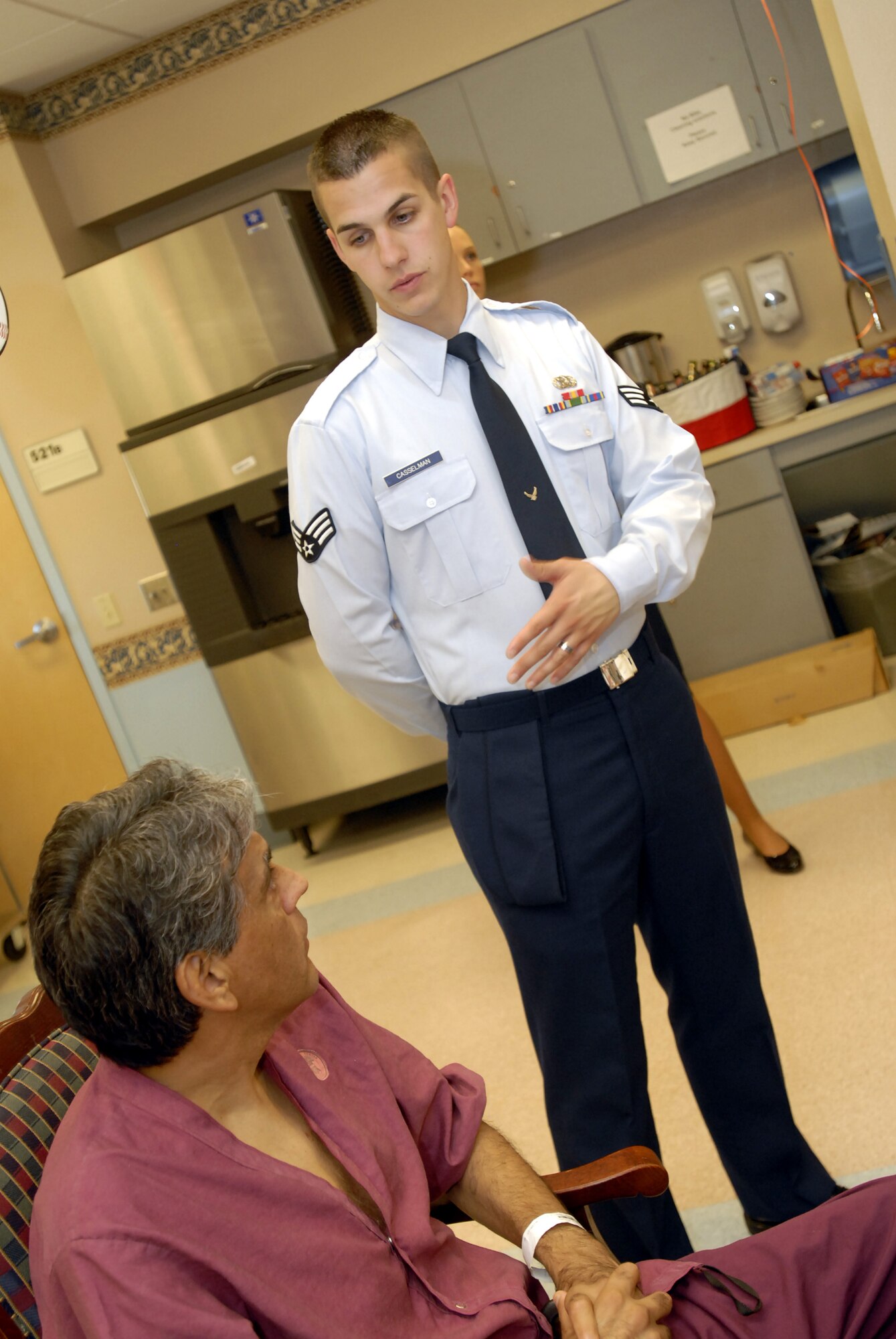 Senior Airman Jamin Casselman, a member of the 17th Communications Squadron, talks to a resident of the Big Spring Veterans Hospital during a visit June 16. (U.S. Air Force photo by Master Sgt. Randy Mallard)