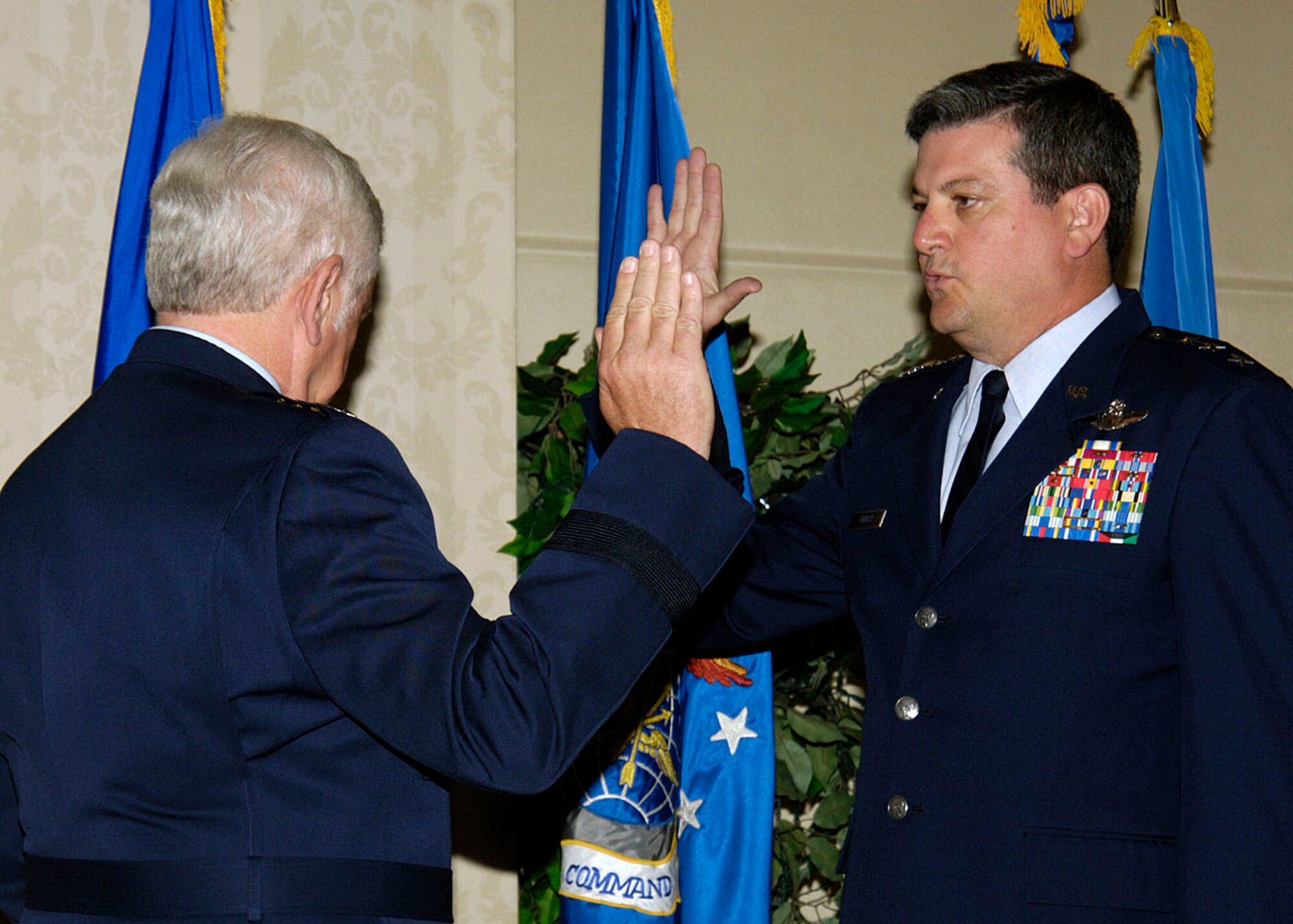 SCOTT AIR FORCE BASE, Ill. -- New Air Mobility Command vice commander Lt. Gen. Vern Findley recites the officer's oath given to him by AMC commander Arthur J. Lichte
(US Air Force photo/Senior Airman Jonathan Lovelady)