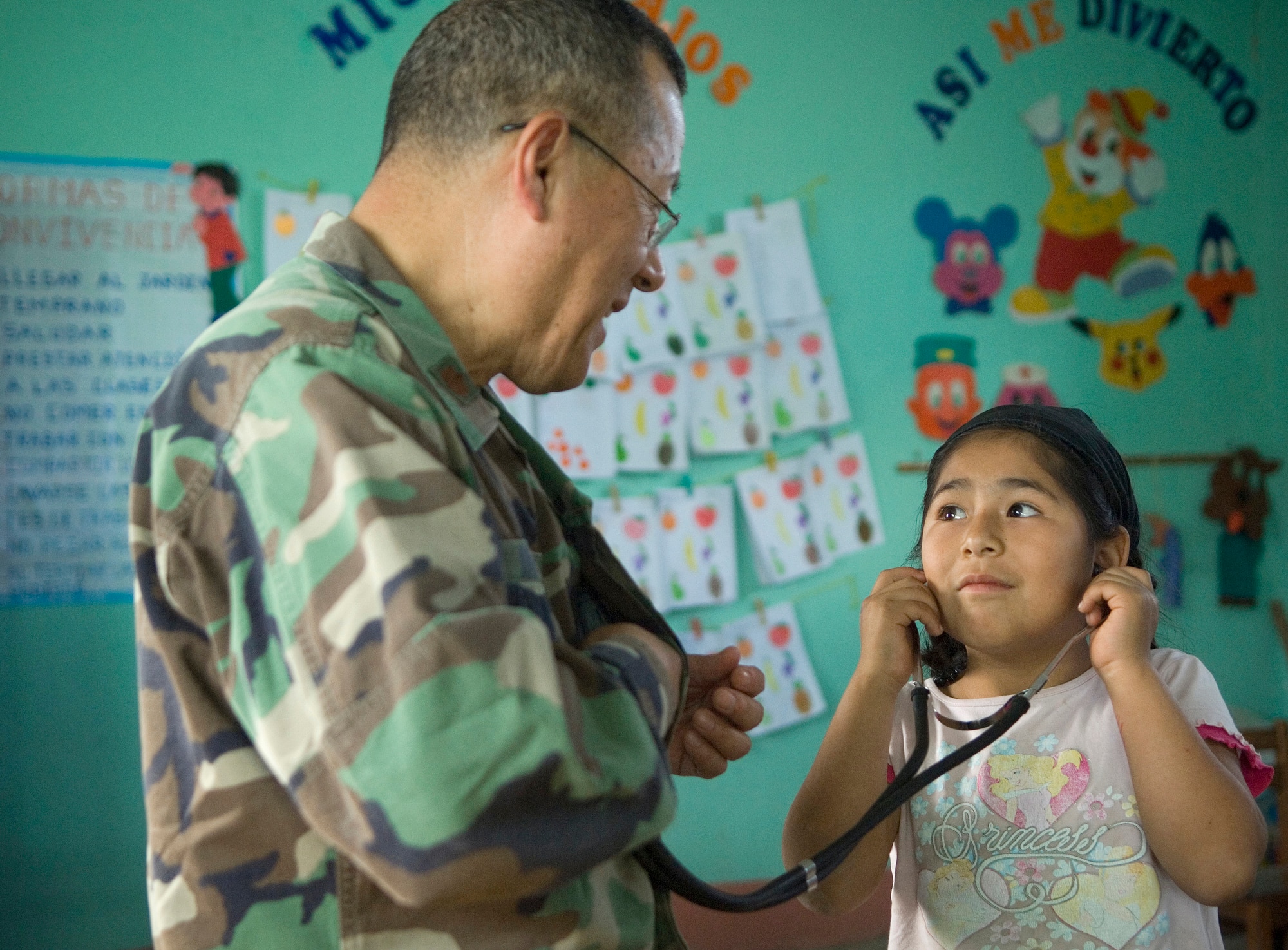 Maj. Victor Inga talks to 8-year-old Ruth Paulo about how stethoscopes help doctors listen to hearts for heartbeats during a humanitarian mission June 24 in Ayacucho, Peru. American servicemembers are providing medical care during New Horizons-Peru 2008. The mission is a U.S. and Peruvian partnered humanitarian mission to provide relief for underprivileged Peruvians. Major Inga is Reserve physician from Alexandria, Va. (U.S. Air Force photo/Staff Sgt. Bennie J. Davis III)