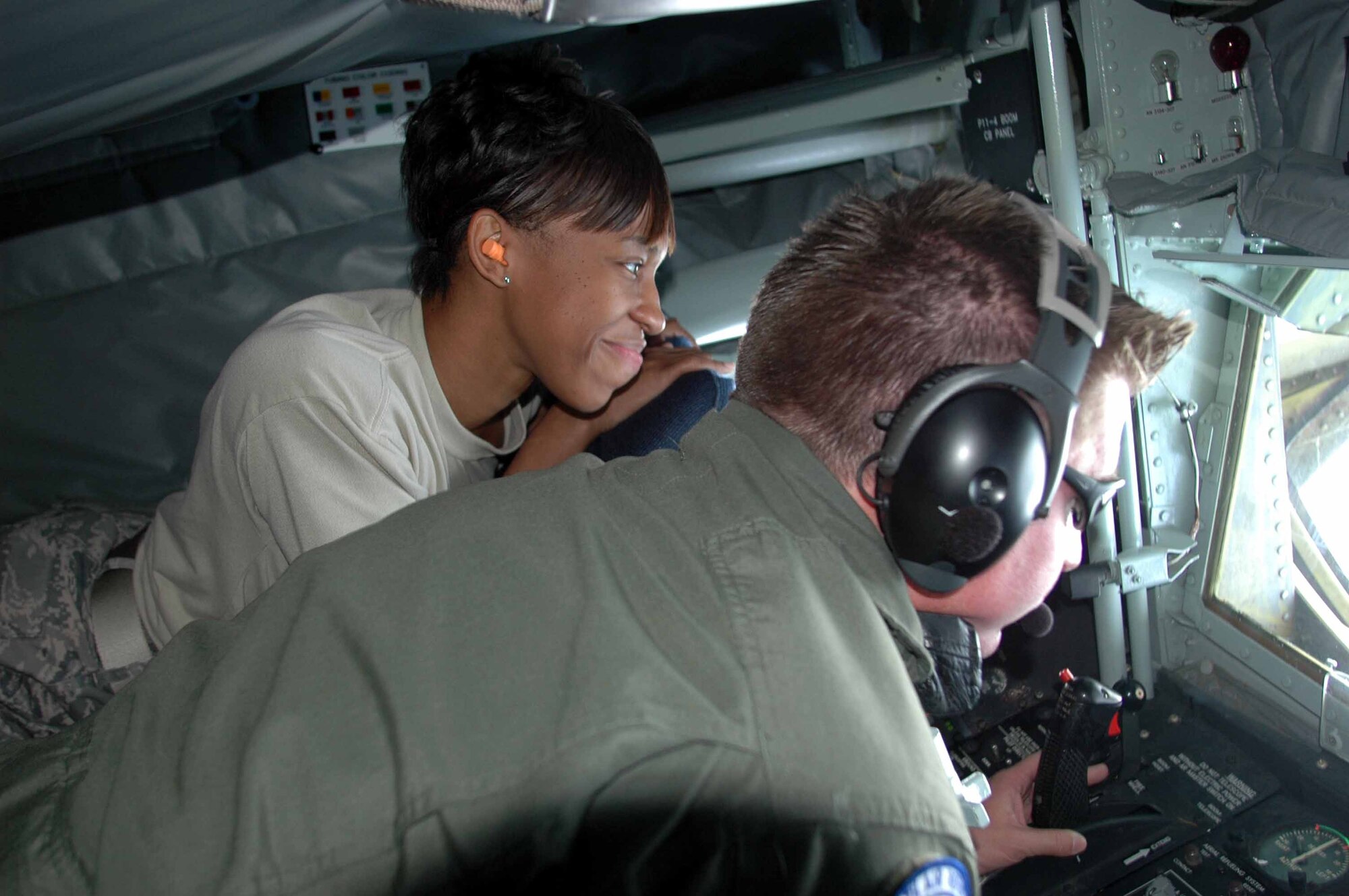 OSAN AIR BASE, Republic of Korea -- Staff Sgt. Kristal Scott, 51st Fighter Wing, watches with interest as Master Sgt. Brian Sammons, inflight refueler, refuels an F-16 Fighting Falcon during a routine mission June 25. Fifteen members of Team Osan received a first-hand look at a normal refueling operation. Sergeant Sammons is assigned to the 336th Air Refueling Squadron, March Air Reserve Base, Calif. (U.S. Air Force photo/Staff Sgt. Candy Knight)