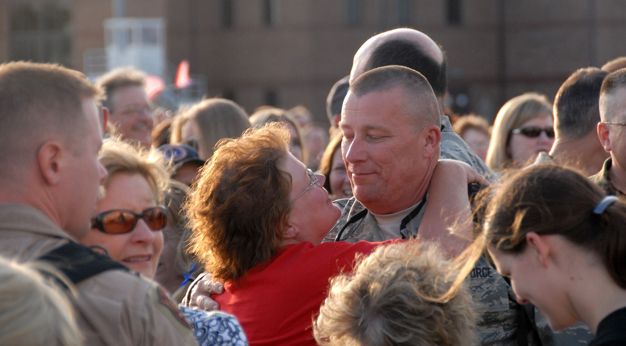 Senior Master Sgt. Michael McQuain embraces his family member amidst a crowd of returning Air Force Reservists and those on hand to greet them June 26, 2008, at Whiteman Air Force Base, Mo.  Sergeant McQuain was one of approximately 250 Citizen Airmen from the 442nd Fighter Wing who returned from a 51-day deployment to Bagram Air Base, Afghanistan.  The reservists provided A-10 Thunderbolt II combat aircraft to support ground forces in Operation Enduring Freedom.  Sergeant McQuain is the Air Ground Equipment Flight chief in the 442nd Maintenance Squadron.  (U.S. Air Force photo/Tech. Sgt. John Vertreese)