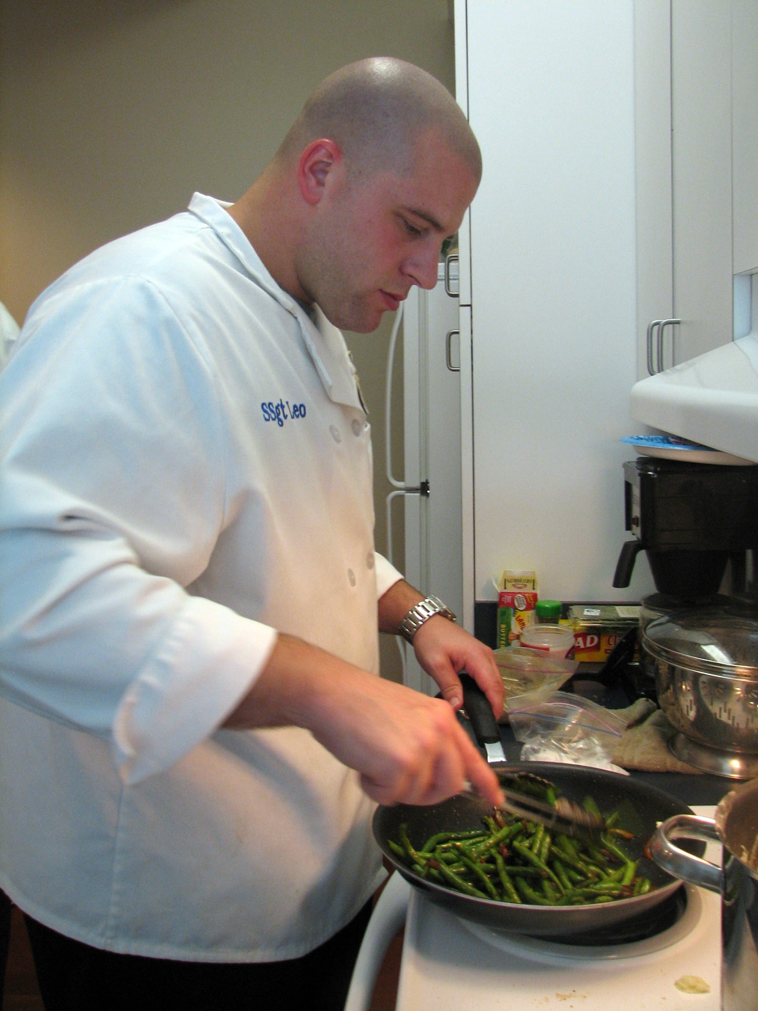 Staff Sgt. Michael Leo prepares a meal for Airmen at the Center for the Intrepid June 24 in San Antonio. Sergeant Leo is an enlisted aide to the Air Education and Training Command vice commander. He volunteered to support sevicemembers in treatment at the Center for the Intrepid. (U.S. Air Force photo/Beverly Simas) 
