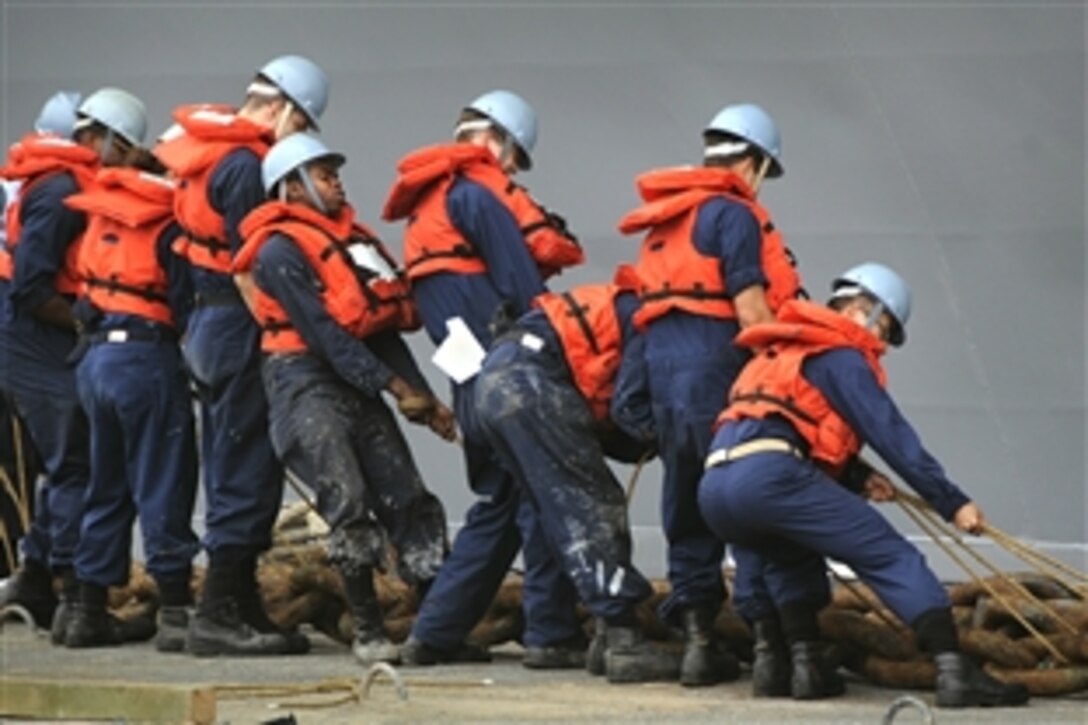 U.S. sailors assigned to the deck department of USS Blue Ridge lay out the starboard side anchor chain prior to performing maintenance on the swivel shot and detachable links during an inspection on board the ship while in port in Yokosuka, Japan, June 25, 2008. 