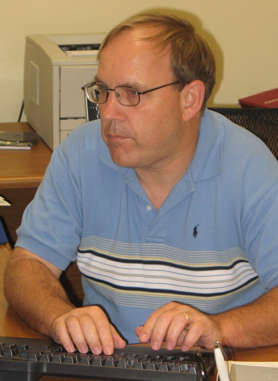 Arthur Hameister, Jr., 36th Communications Squadron Operations Flight deputy commander, recently received the 2007 Pacific Air Forces Communications and Information Outstanding Civilian Specialist award.  He will go on to compete for the Air Force Association’s Gen. Billy Mitchell Award for Communications and Information Excellence. (Courtesy photo)