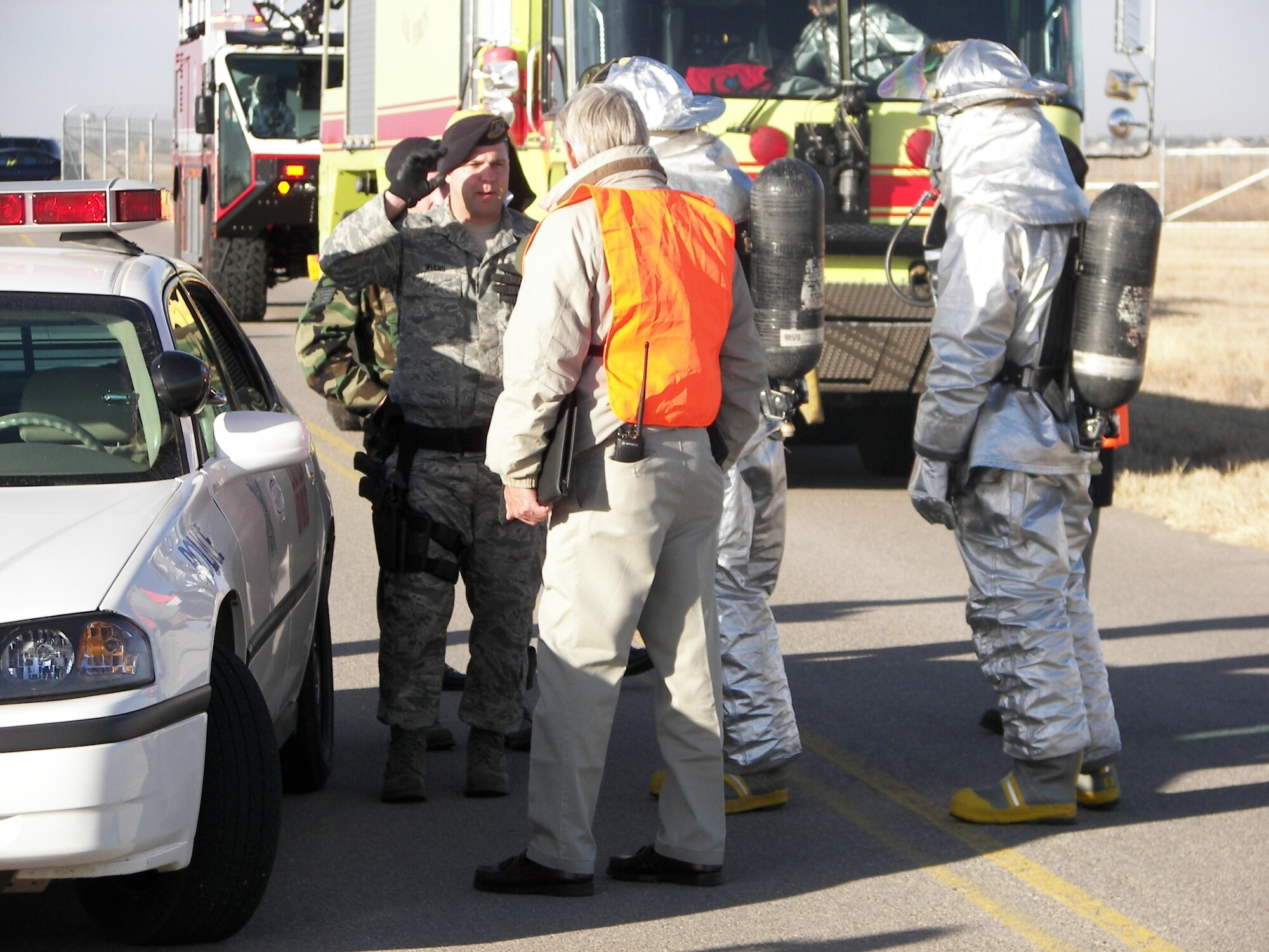 ALTUS AIR FORCE BASE, Okla. -- Altus AFB personnel assess the scene
during an Installation Protection Program exercise Feb. 28. (U.S. Air Force
photo by James Jones)
