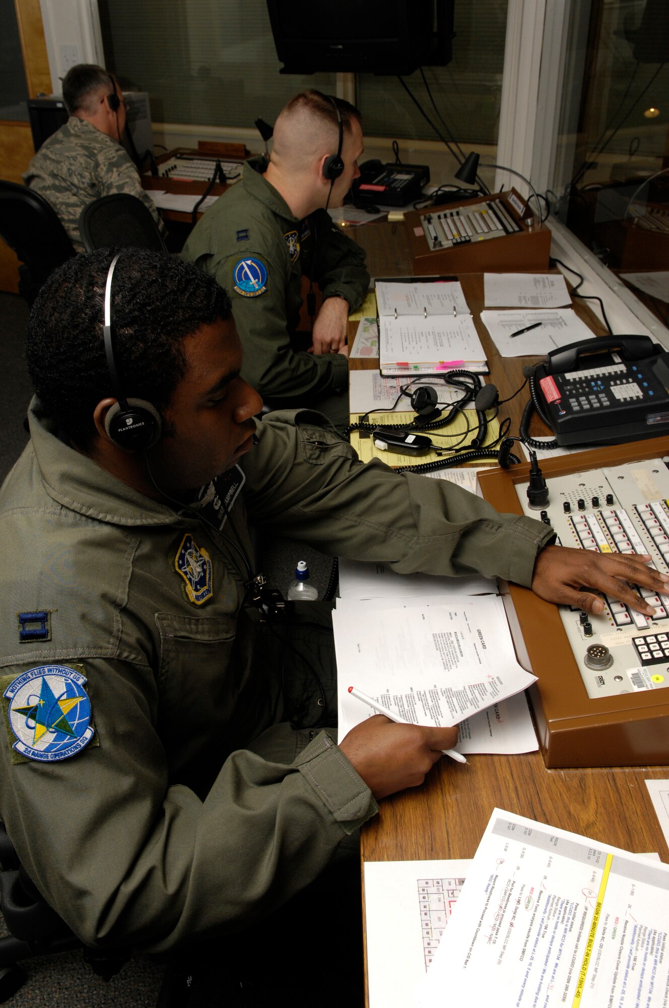 VANDENBERG AIR FORCE BASE, Calif. --  Capt. Mike Campbell, the assistant operations flight commander with the 2nd Range Operations Squadron here, runs the range operations commander simulation switch during a simulated launch March 10. Captain Campbell is an instructor for the 30th Operations Group Guardian Challenge team. The team will compete in Guardian Challenge on March 24-26. (U.S. Air Force photo/Airman 1st Class Christian Thomas)
