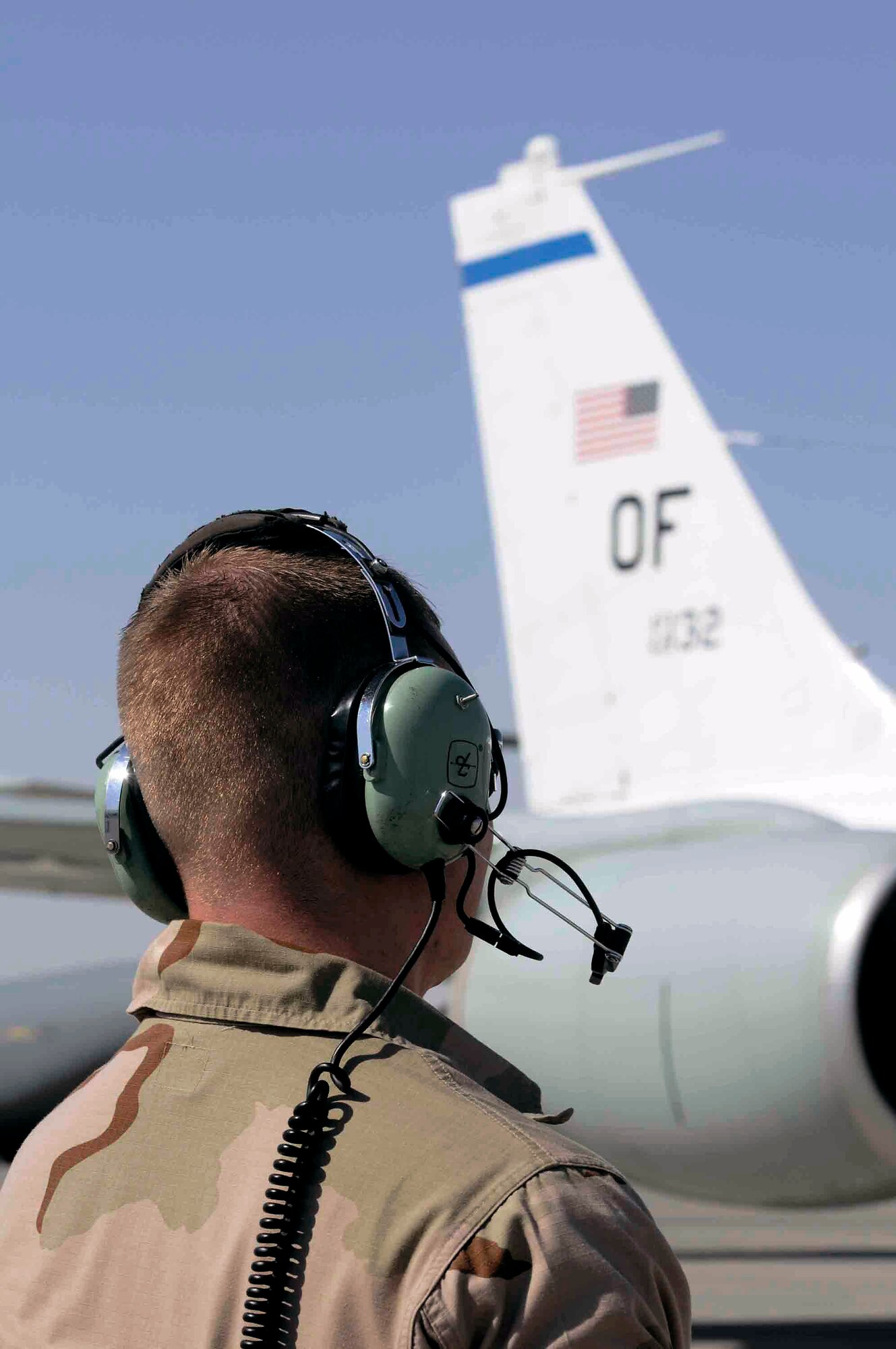 Senior Airman Joshua Sexton communicates with an RC-135 Rivet Joint pilot March 12 pilot at a Southwest Asia air base. Airman Sexton is the eyes and ears for the outside of the aircraft while pilots perform pre-flight checks. Airman Sexton, assigned to the 379th Expeditionary Aircraft Maintenance Squadron, is deployed from Offutt Air Force Base, Neb. (U.S. Air Force photo/Tech. Sgt. Johnny L. Saldivar) 