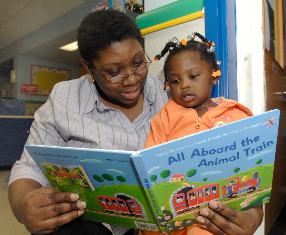 Ms Sheryl White reads to Tatianna Austin while they wait to purchase books at the book fair held in CDC2 on Andrews AFB, MD 7 March 08.
(USAF Photo by Senior Airman Melissa Stonecipher)