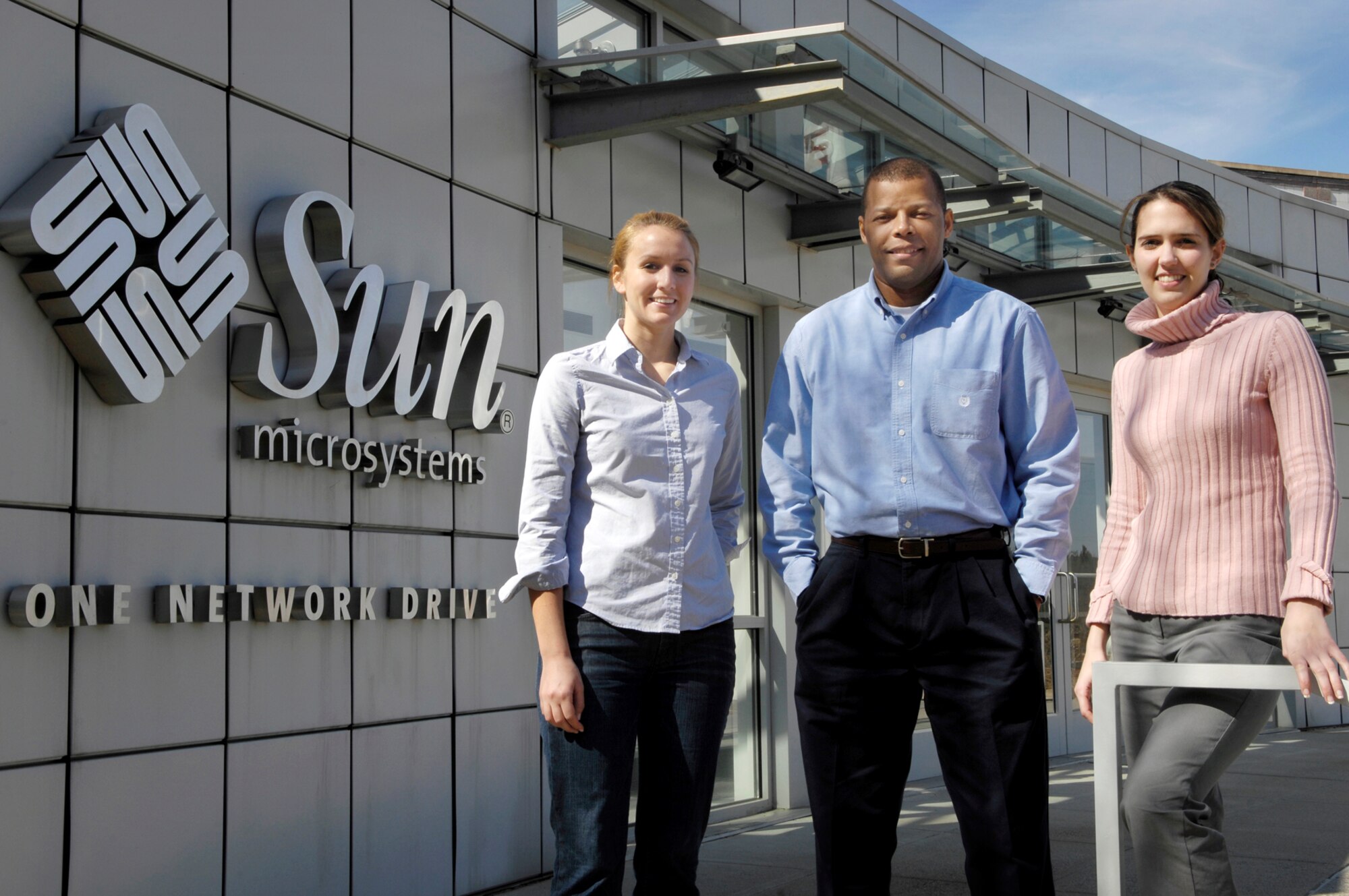 HANSCOM AFB, Mass. -- Education With Industry participants (left to right) 1st Lt. Julienne White, Capt. James Johnson and Ana Huffstetler pose outside Sun Microsystems in Burlington, Mass.  The three officers have spent the last five months immersed in the culture of a major information technology firm under the cooperative program between Hanscom and Sun.  (U.S. Air Force photo by Mark Wyatt) 
