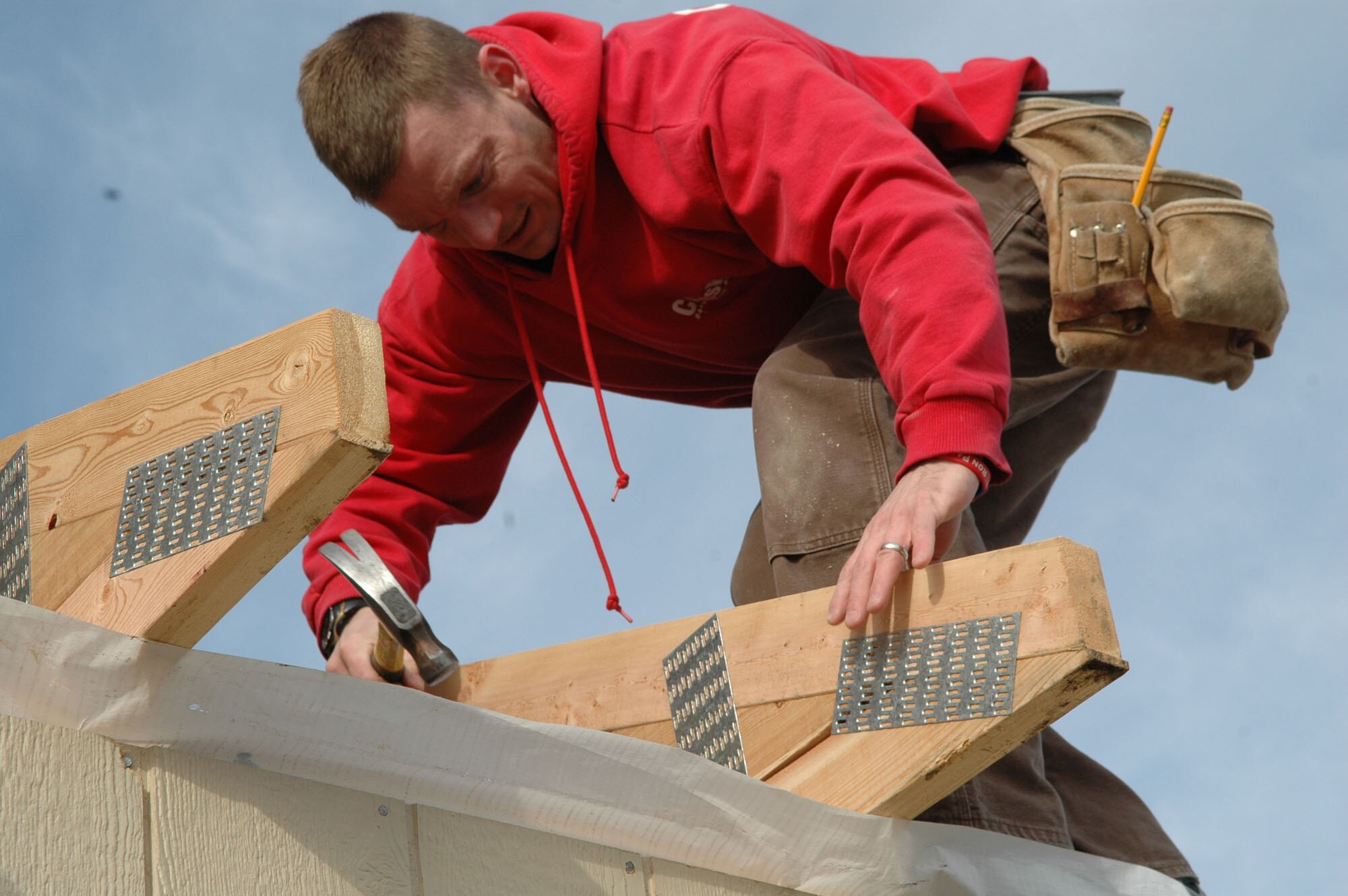 SPOKANE, Wash. – Senior Airman Michael Gerry of the 66th Training Squadron at Fairchild Air Force Base, Wash., volunteered with fellow squadron members to build a Habitat for Humanity home March 13 here. The home is one in a project of 31 homes scheduled to be complete by the end of June. The current project began in 1999. (U.S. Air Force photo / Tech. Sgt. Larry W. Carpenter Jr.)