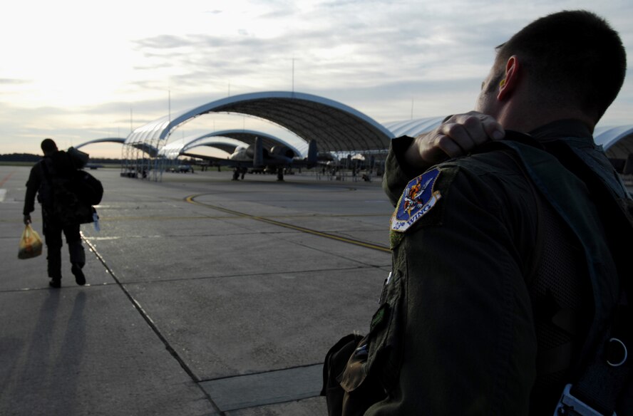 MOODY AIR FORCE BASE, Ga. -- Members of the 75th Fighter Squadron (FS) walk towards their aircraft here, March 20. Pilots from the 75th FS will be flying to Nellis AFB, Nev. to participate in the Green Flag excercise. (U.S. Air Force photo by Staff Sgt. Joshua T. Jasper)