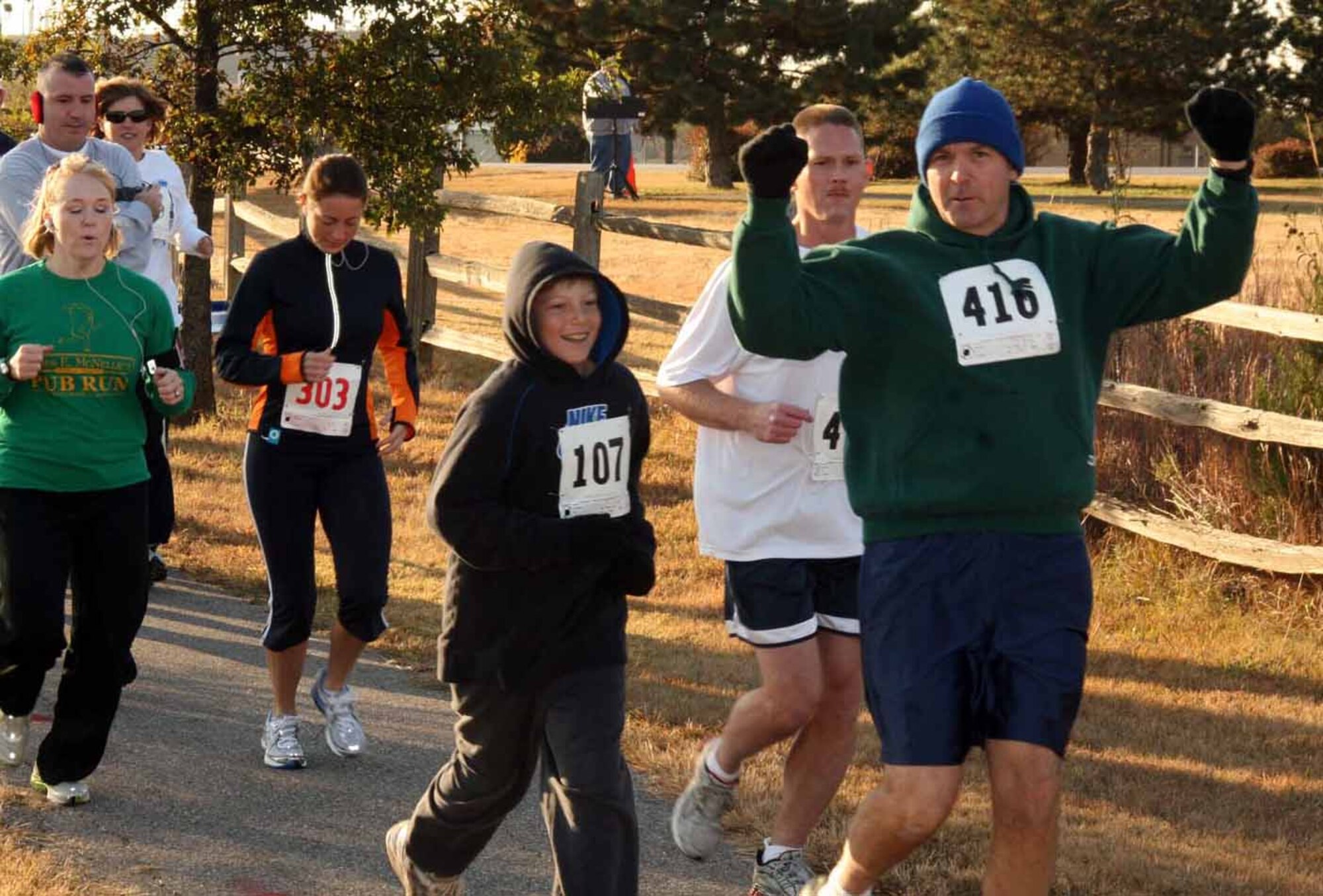 2007 Tinker Turkey Trot and Smoke-out runners and walkers take off for a 5K run/walk at the Hill Conference Center.  ( Air Force photo by Becky Pilifant)