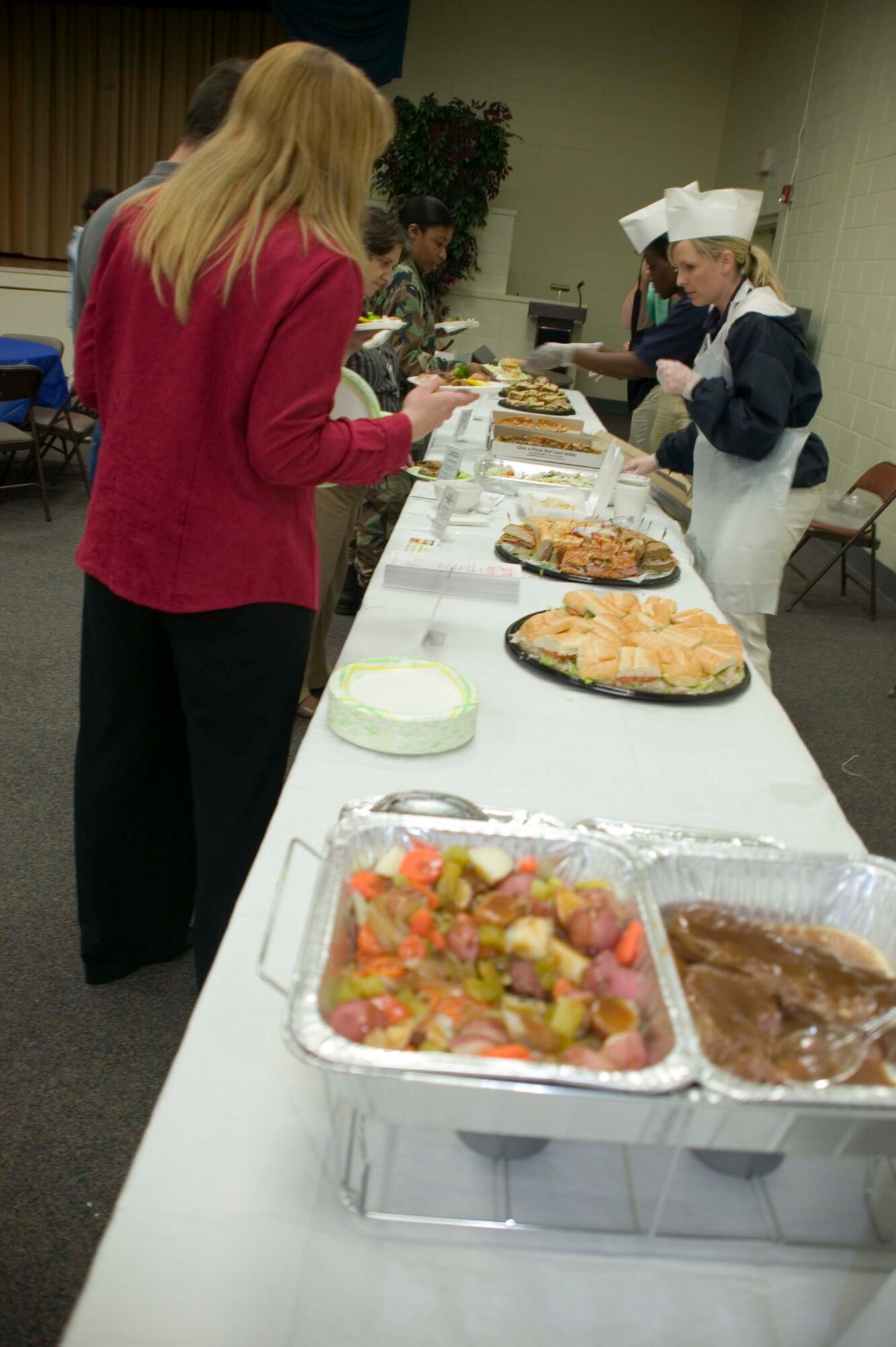 SHAW AIR FORCE BASE, S.C. -- Shaw members enjoy a free lunch March 19 during the Healthy Choice Sampler Event held at the community center social room. The variety of nutritious entrees were donated by 12 local community restaurants. The event was hosted by the Health and Wellness center to celebrate national nutrition month. (U.S. Air Force photo/Staff Sgt. John Gordinier)
