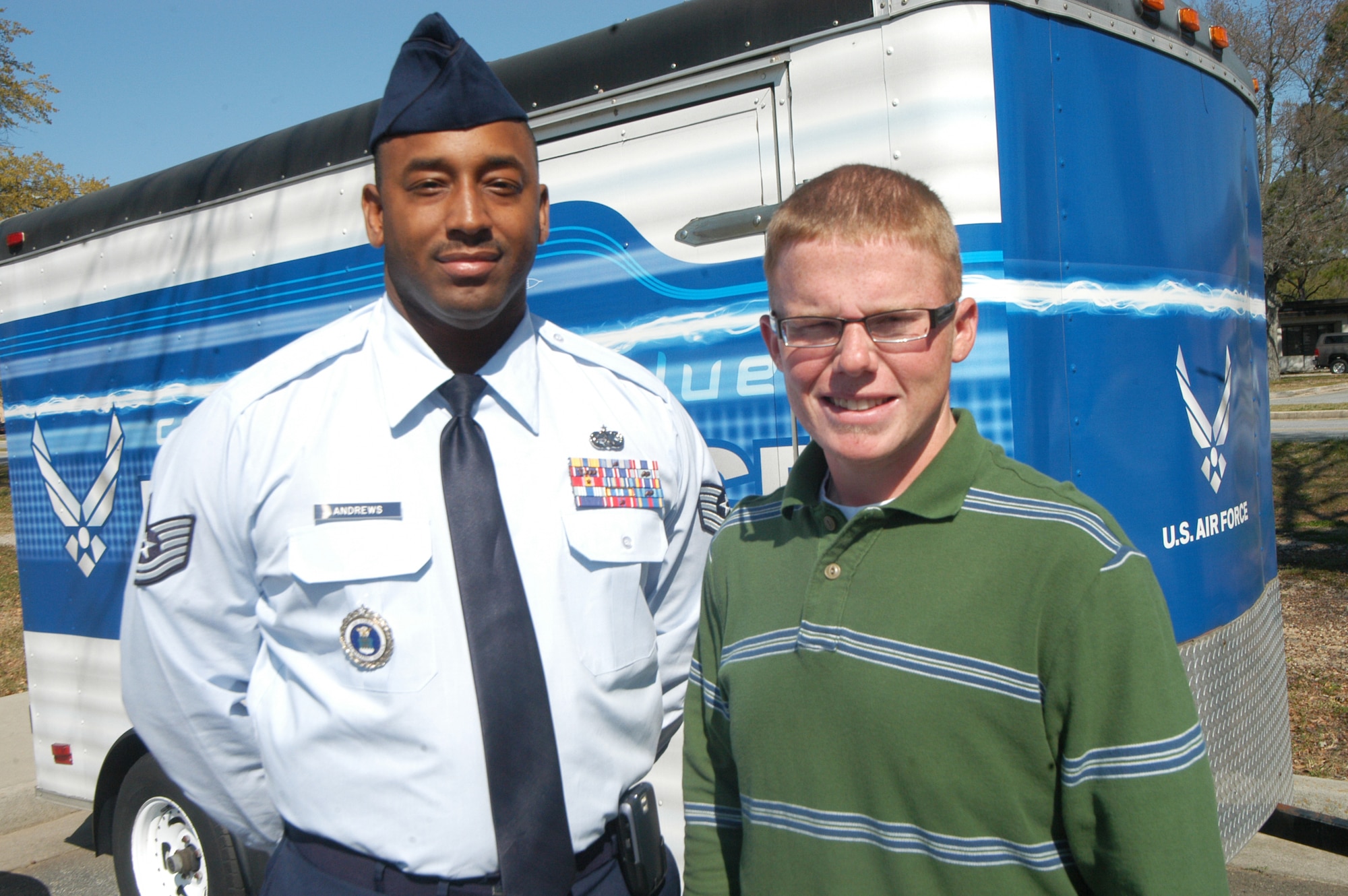 Tech. Sgt. Damon Andrews, a recruiter attached to the 367th Recruiting Group at Robins Air Force Base, Ga., stands with Will Sims, who lost 125 pounds in eight months to fulfull his goal to enlist in the U.S. Air Force. (U. S. Air Force photo/Sue Sapp)                             