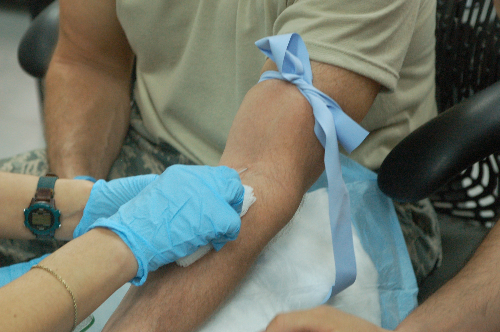 SATHER AIR BASE, Iraq -- Learning to insert an IV is only one of new skills recent training taught non-clinical members of the 447th Expeditionary Medical Squadron. (U.S. Air Force photo/Tech. Sgt. Amanda Callahan)